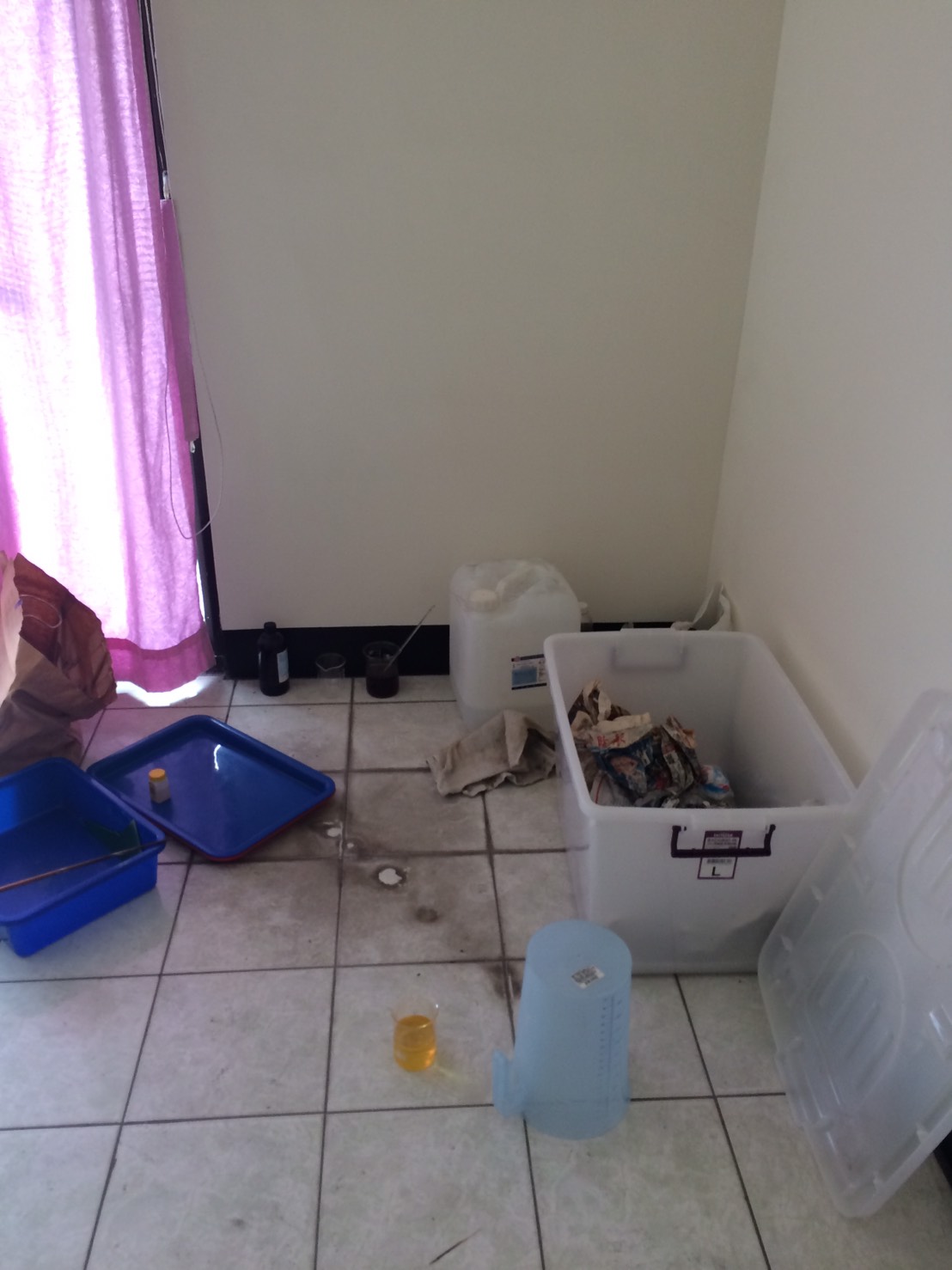 警方在謝嫌的住家頂樓，也查獲不少毒品製造工具。