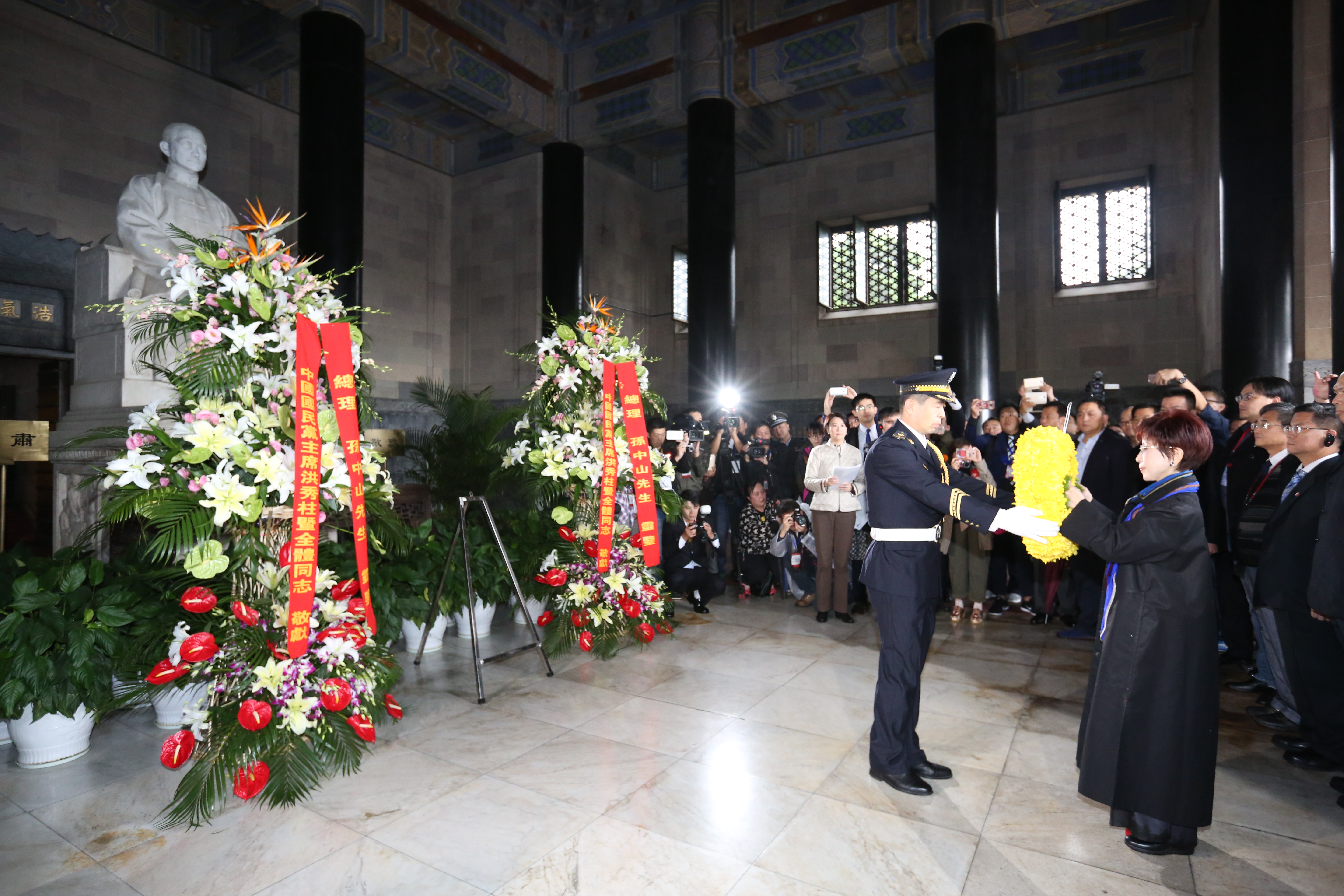國民黨主席洪秀柱31日率領代表團前往南京中山陵謁陵,向國民黨創黨人、總理孫中山獻花致祭。(攝影:陳毅偉)
