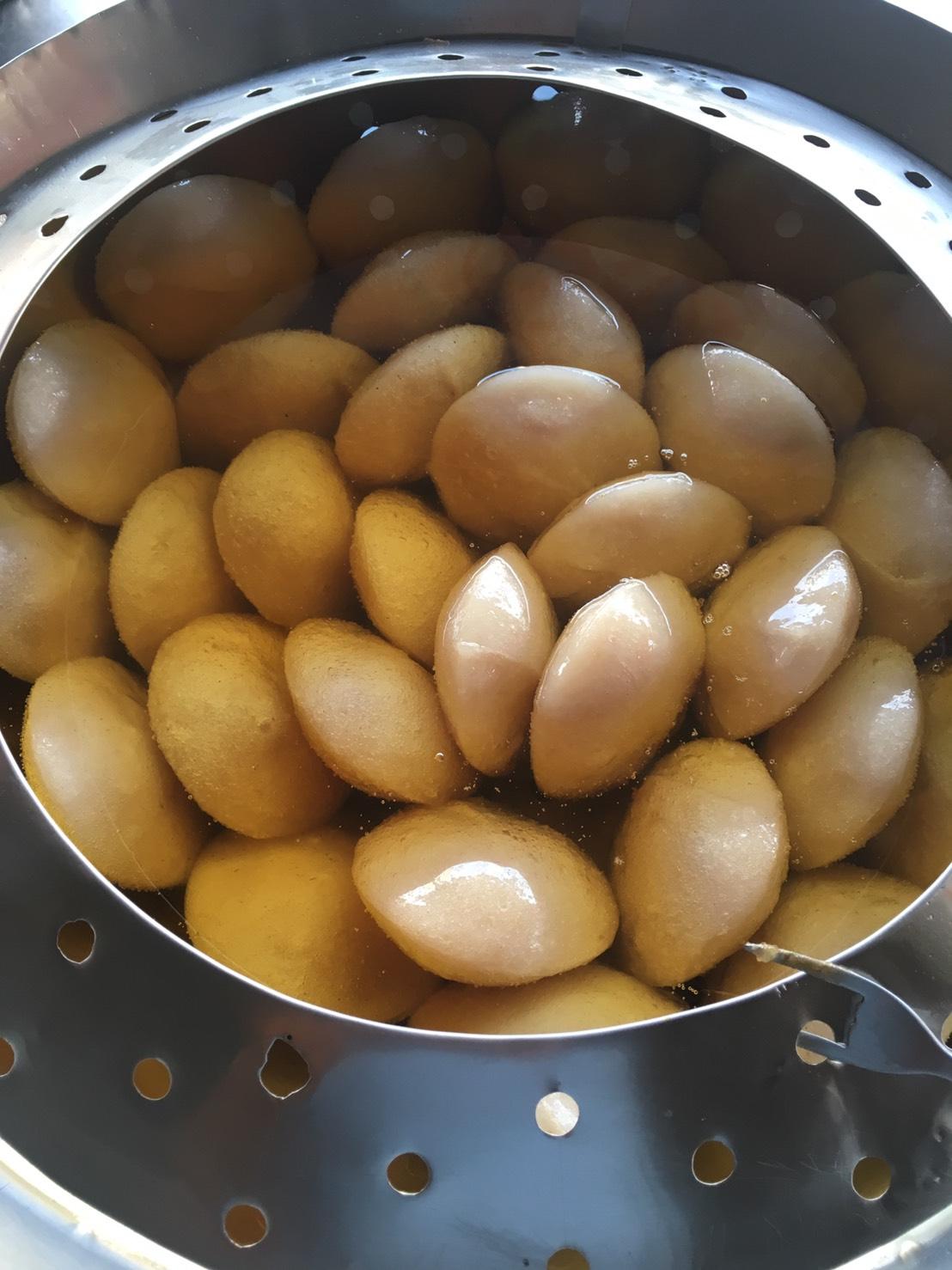 肉圓施有別於一般彰化肉圓，外皮是粉加粉；反而是把在來米煮成米漿，較有香氣，吃起來軟Q不硬。