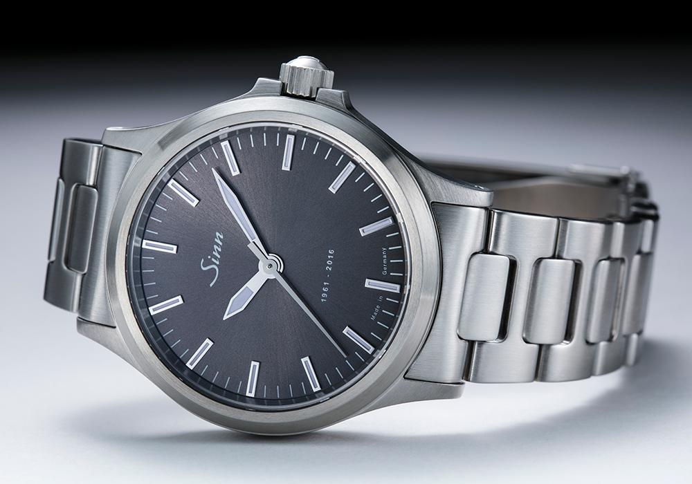 軍錶起家的德國品牌Sinn，各產品都有一定的防水規格，像這款556 Anniversary限量錶，就算透明底蓋的設計仍擁有200米防水規格。另一方面，這兩年Sinn有做了價格調整，入門款式也來到5萬元以下。556 Anniversary定價NT$44,000。