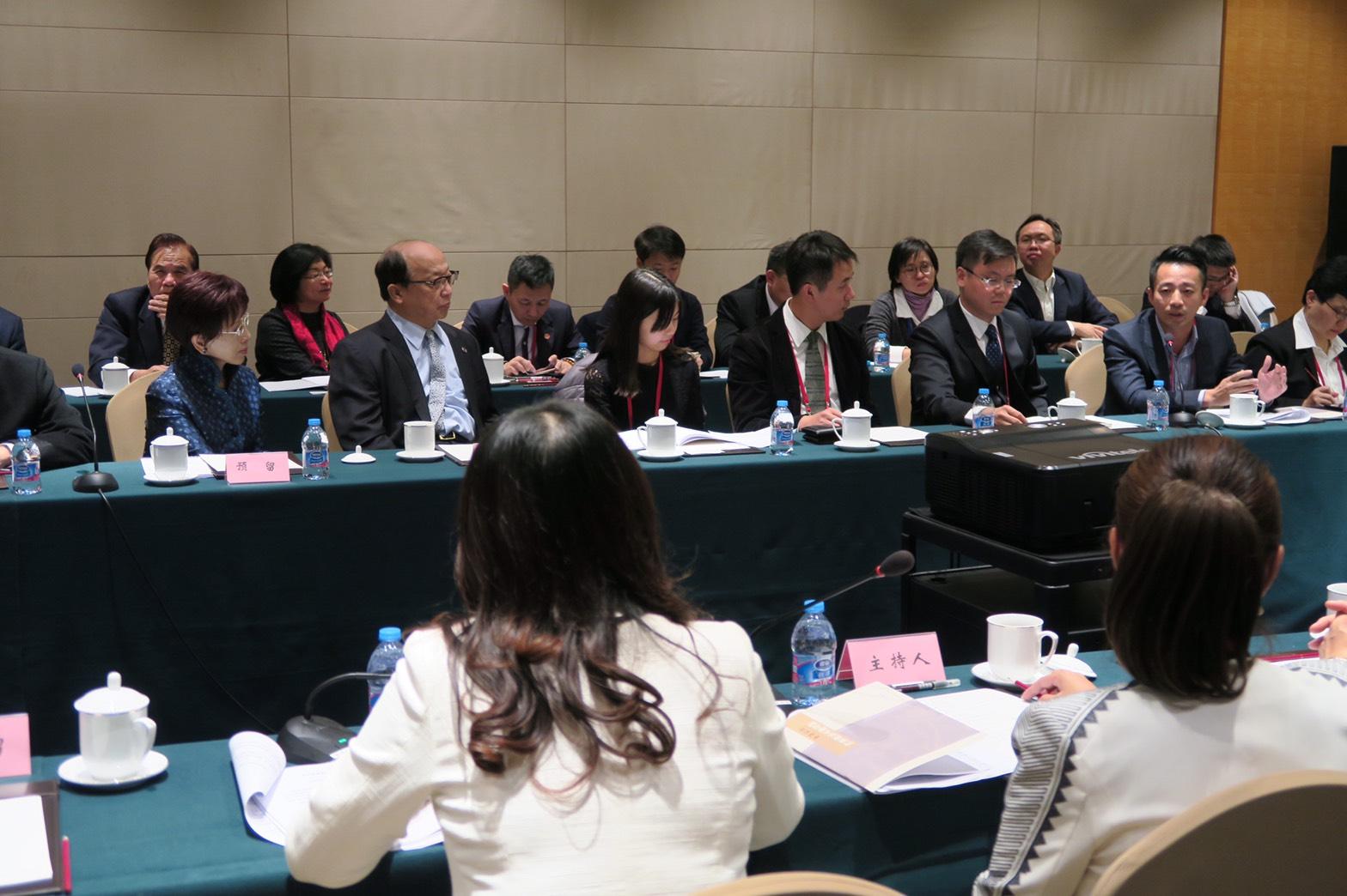 洪秀柱在青年組論壇時都未發言,離席時轉頭交待汪小菲做兩岸一家親典範。