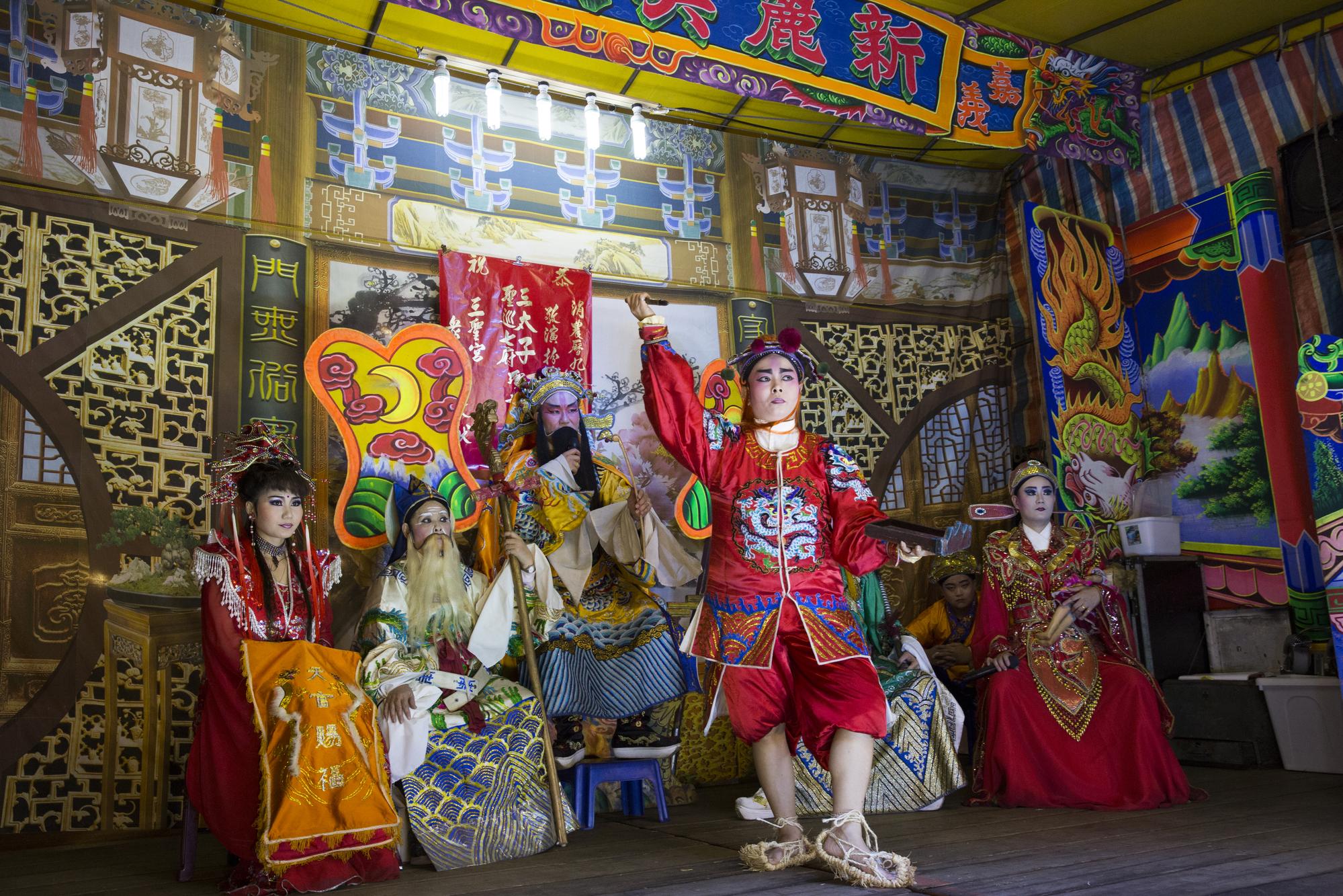 張芳遠（左三）是「新麗美劇團」團長，大小雜務忙得團團轉，已經很少獨挑大樑演戲了，這天難得與老婆阮安妮（左一）共同登台演出。