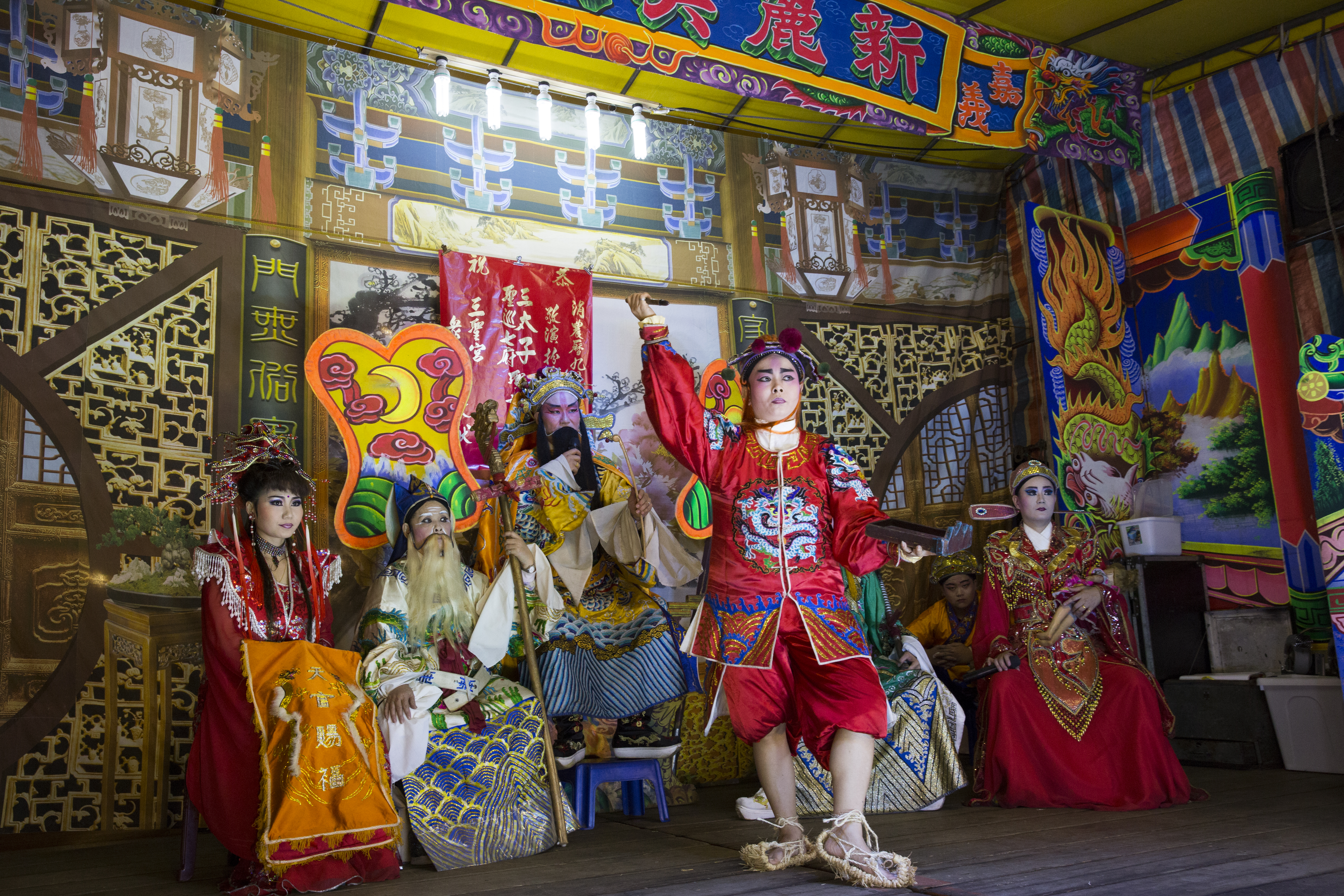 張芳遠（左三）是「新麗美劇團」團長，大小雜務忙得團團轉，已經很少獨挑大樑演戲了，這天難得與老婆阮安妮（左一）共同登台演出。