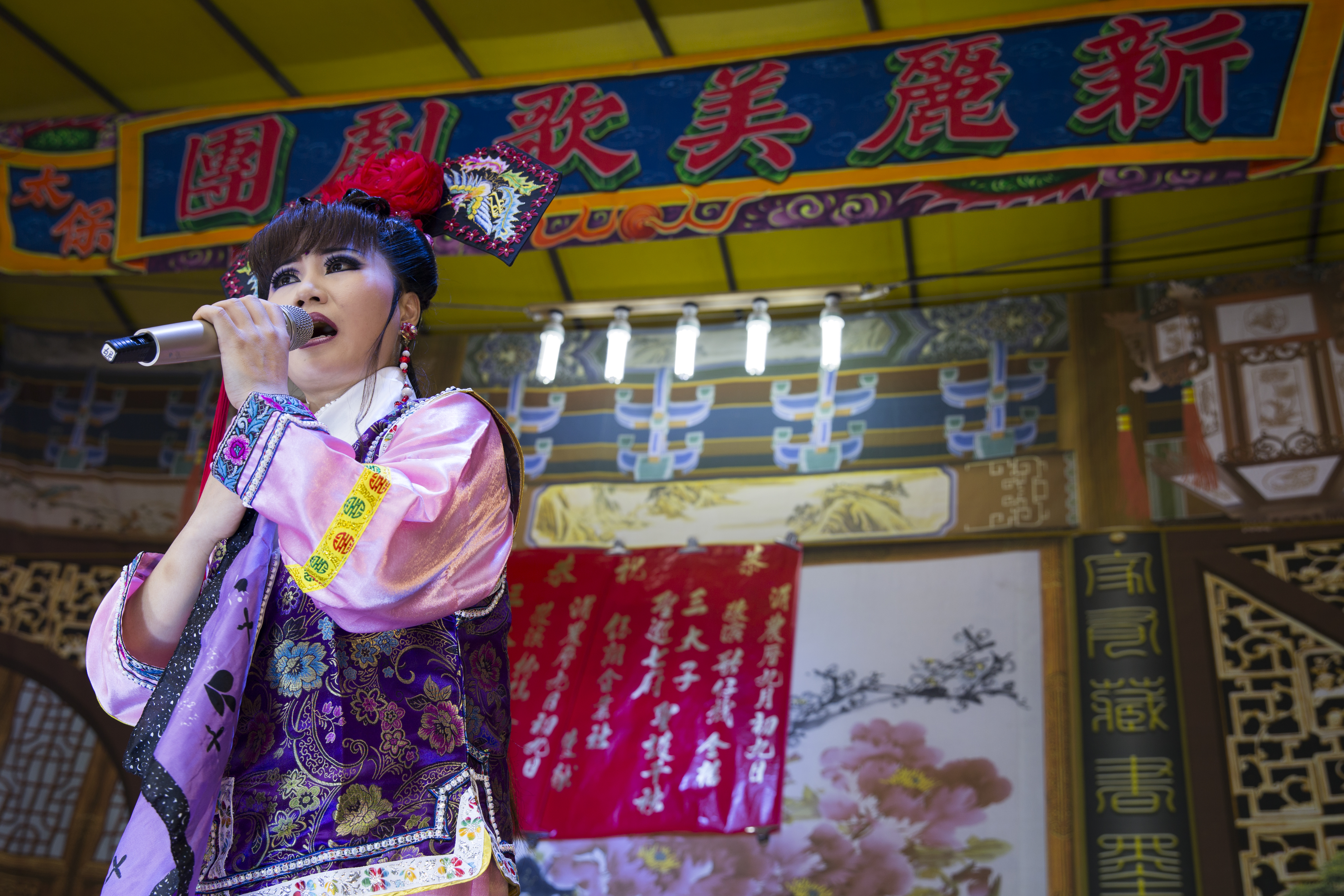 從馬戲團輾轉到歌仔戲班，阮安妮花費不少苦心，登台表演十年，詮釋上百齣戲的角色，讓她體會很多，儘管人生崁站不斷，也漸漸學著看開。