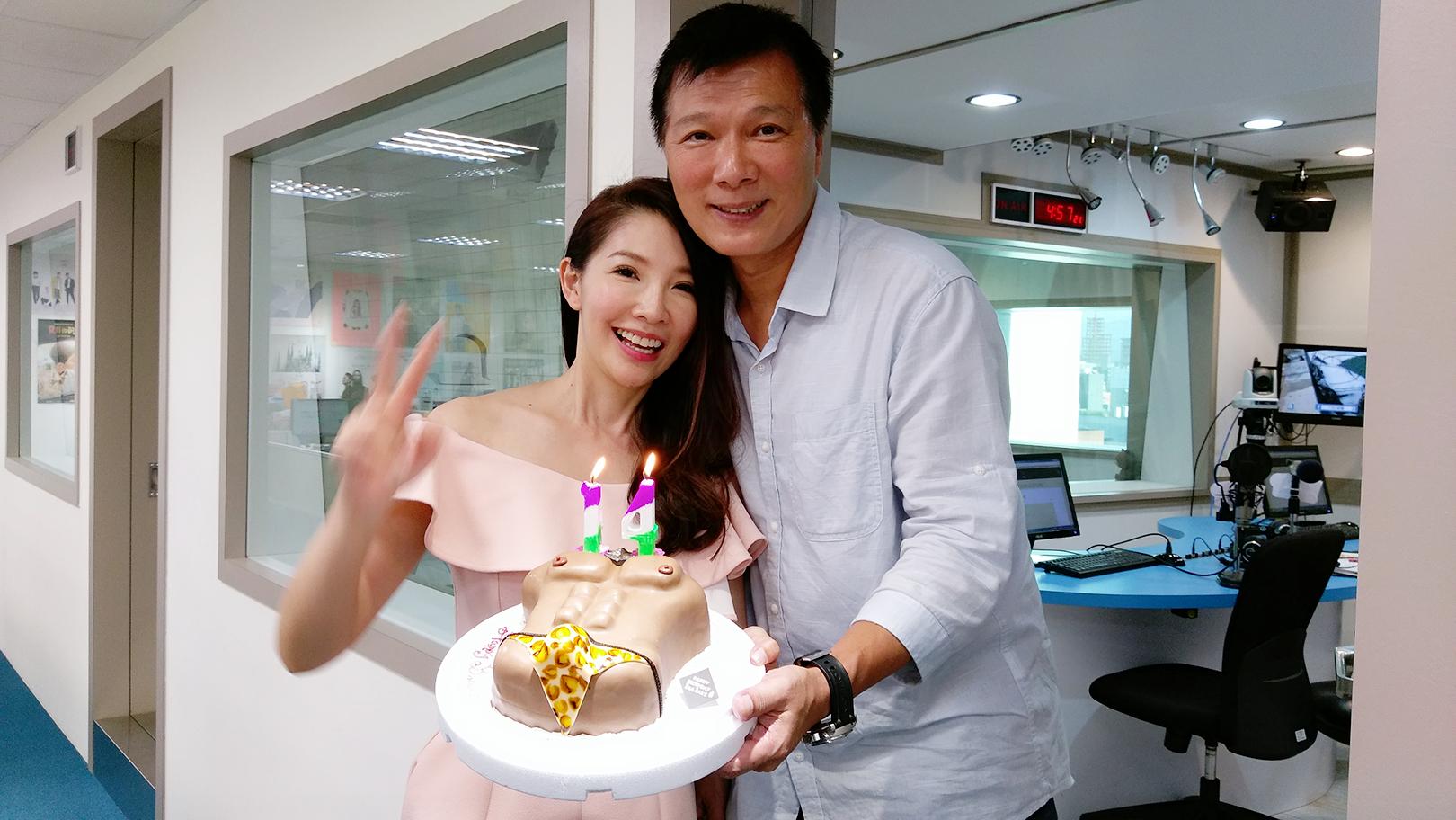 慶祝結婚14周年，林書煒送給蔡詩萍豹紋猛男蛋糕，希望兩人可以一起健身，因為健康就是財富。（圖／林書煒提供）
