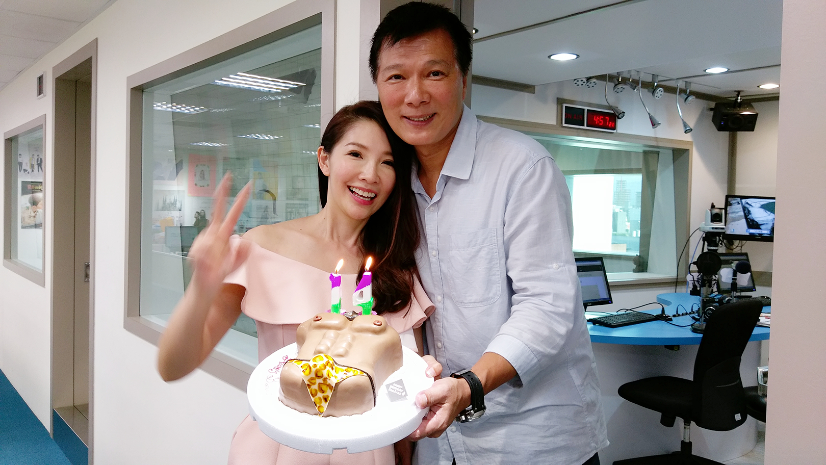 慶祝結婚14周年，林書煒送給蔡詩萍豹紋猛男蛋糕，希望兩人可以一起健身，因為健康就是財富。（圖／林書煒提供）