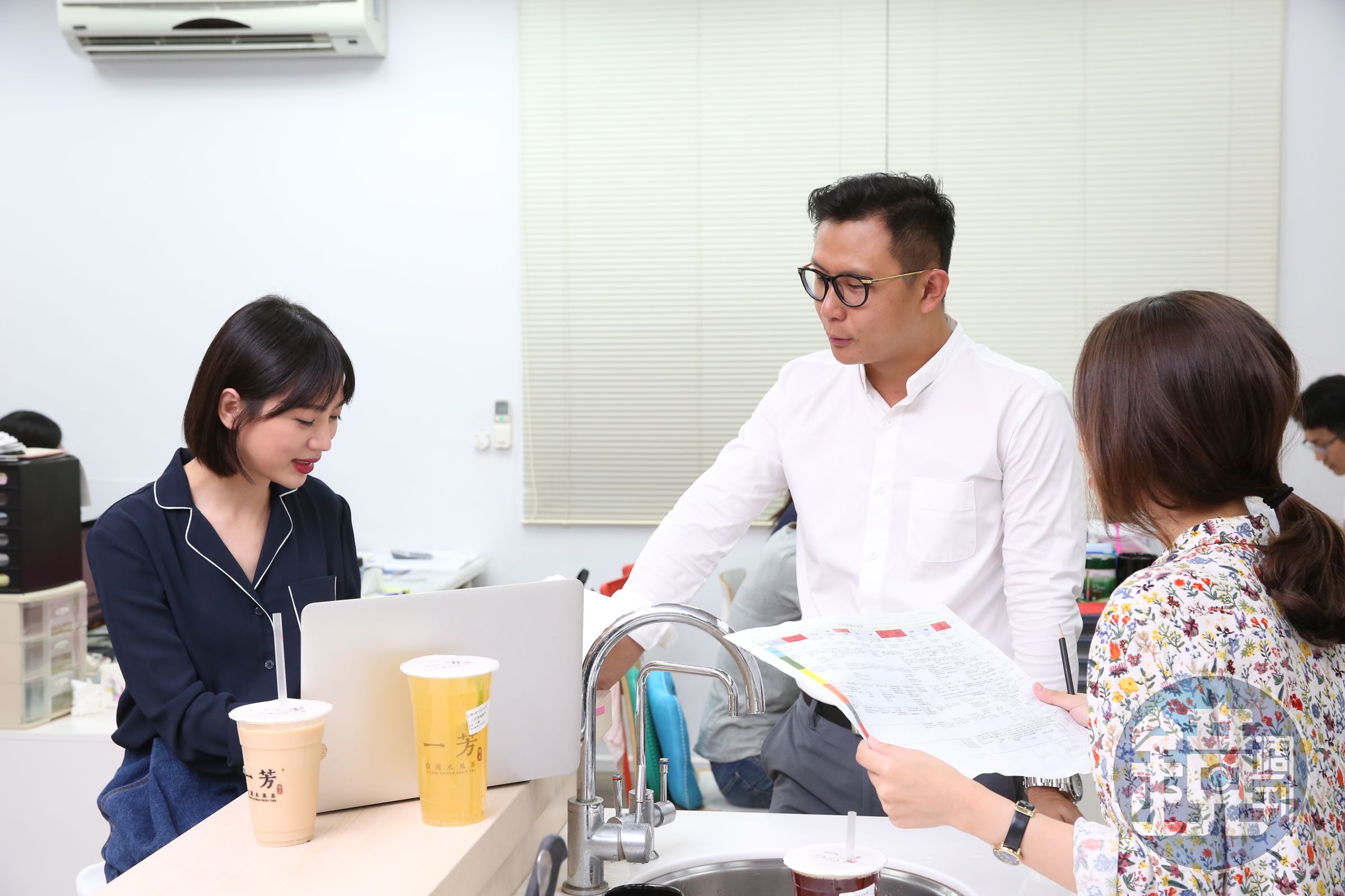 事業心重的柯梓凱（中）與王俞喬（左），儘管在公事上常因意見不同而吵架，對於公司發展的方向和目標，口徑絕對一致。
