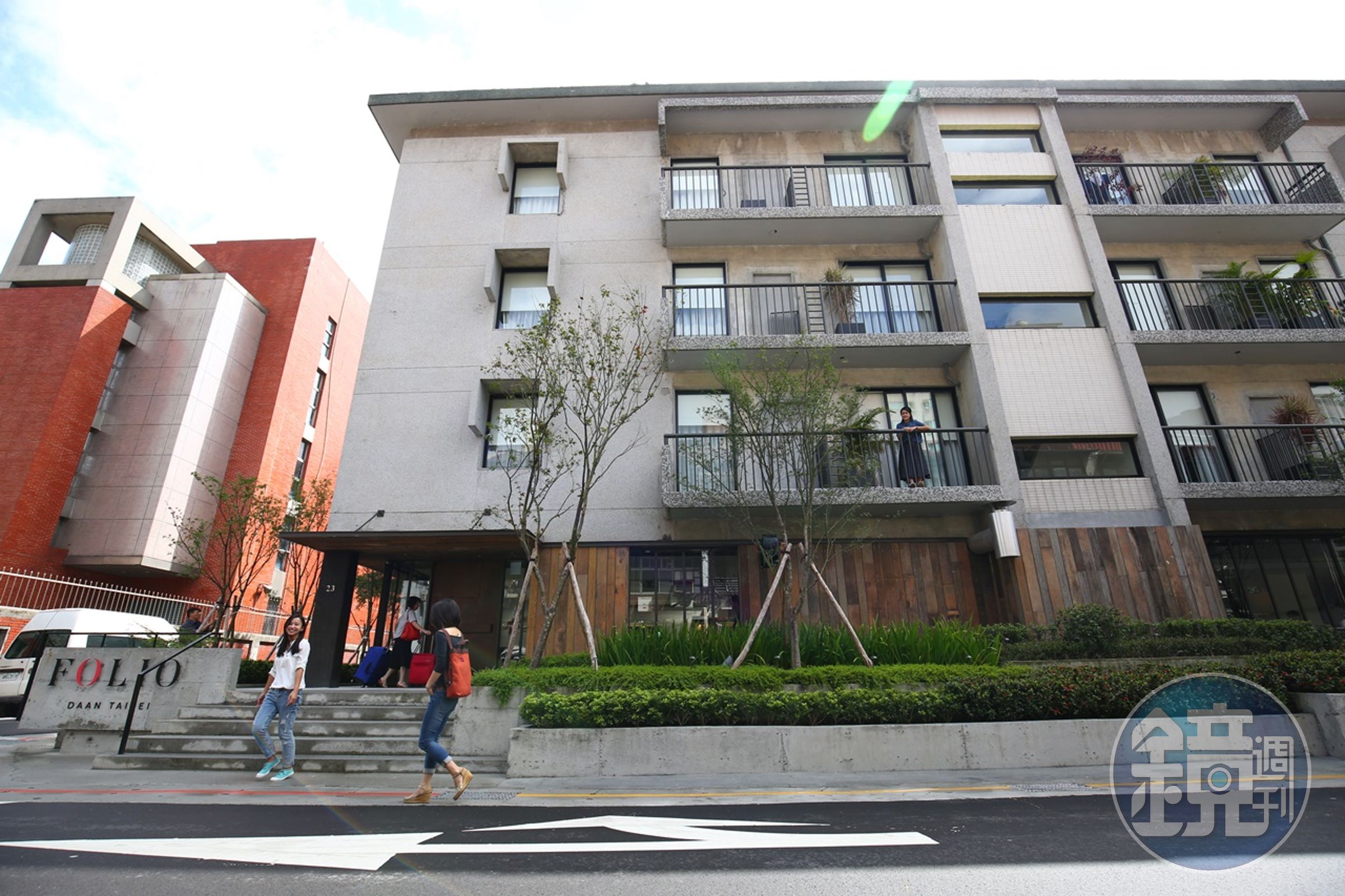 富藝旅保有老式連棟公寓外貌。
