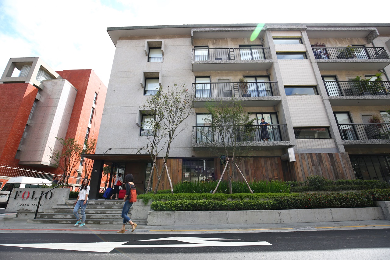 富藝旅保有老式連棟公寓外貌。