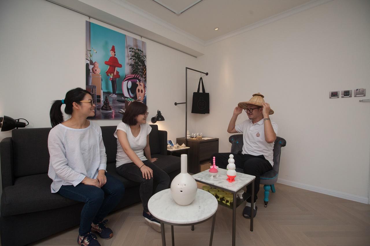 韓國藝術家Yomsil（右1）在自己的房裡和旅人玩開了。
