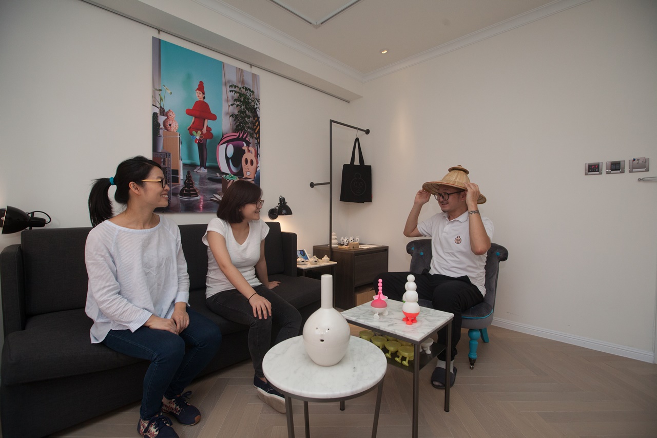 韓國藝術家Yomsil（右1）在自己的房裡和旅人玩開了。