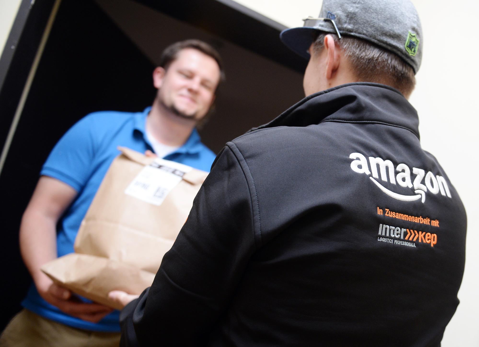 Amazon服務愈做愈廣,在家裡採買食物,有外送員服務到家。