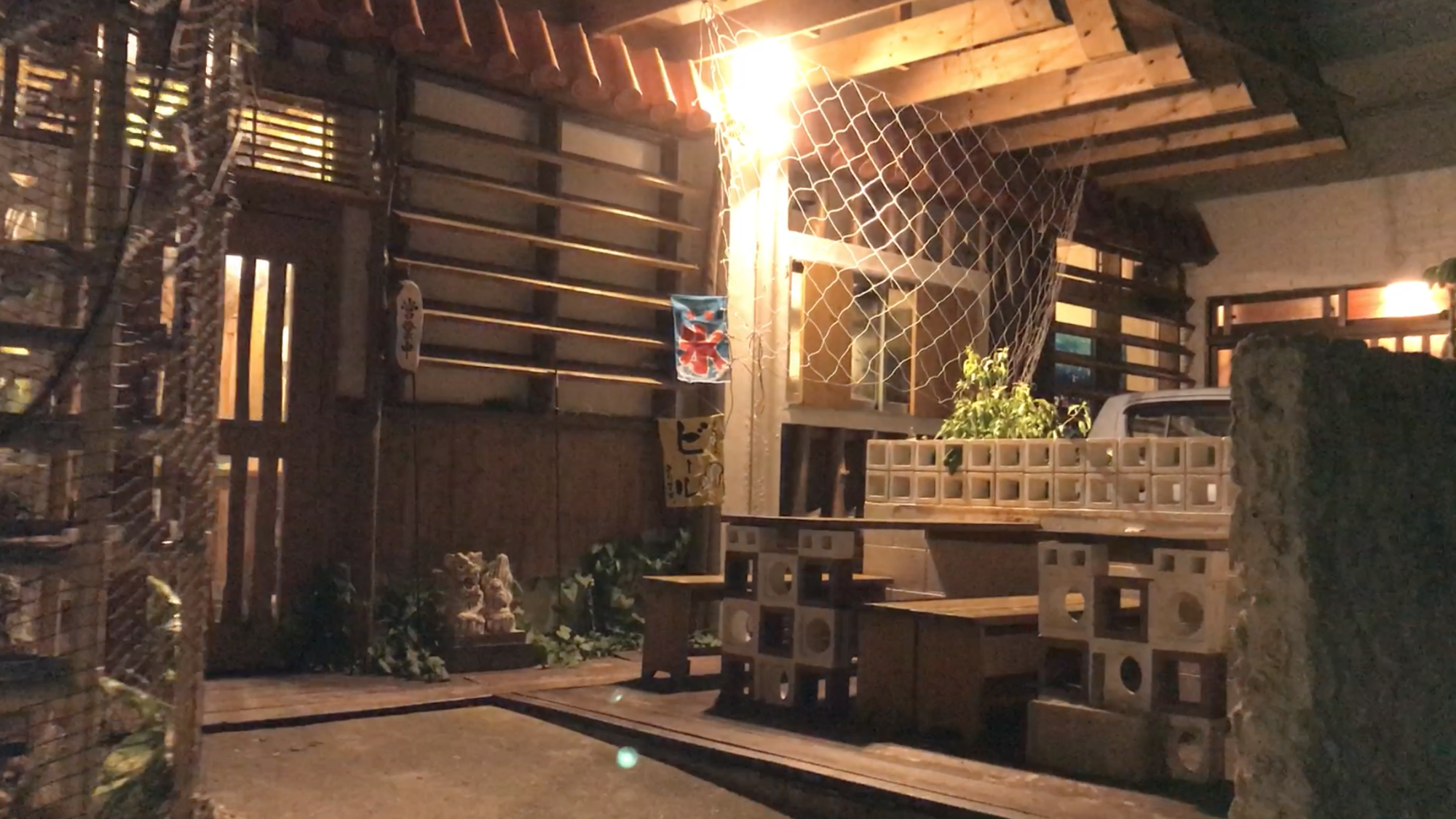 久米島店家關得早，位於小巷裡的O2・ハッピー，是夜裡唯一的亮光。