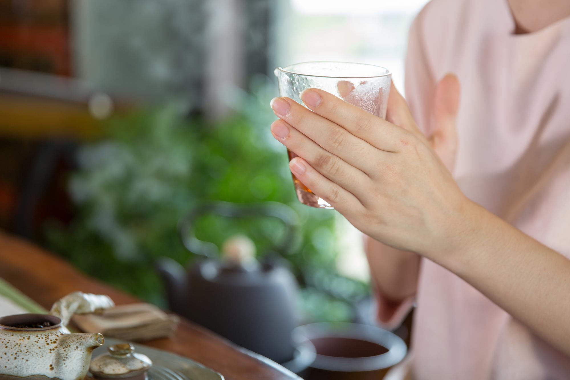 斟茶適時換手，動作優雅亦能避免碰撞杯壺。