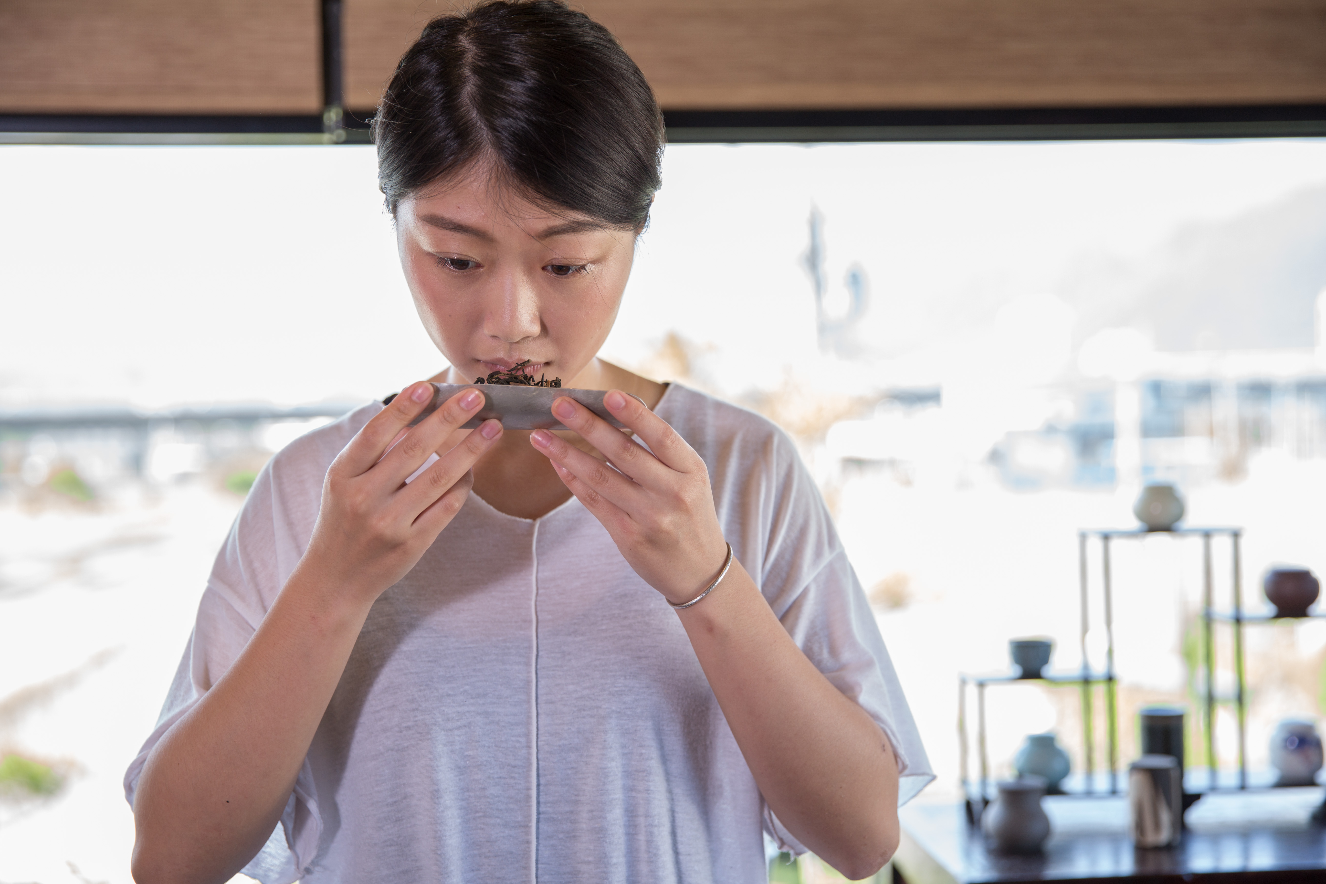 嗅聞茶葉是茶道過程中的一環。