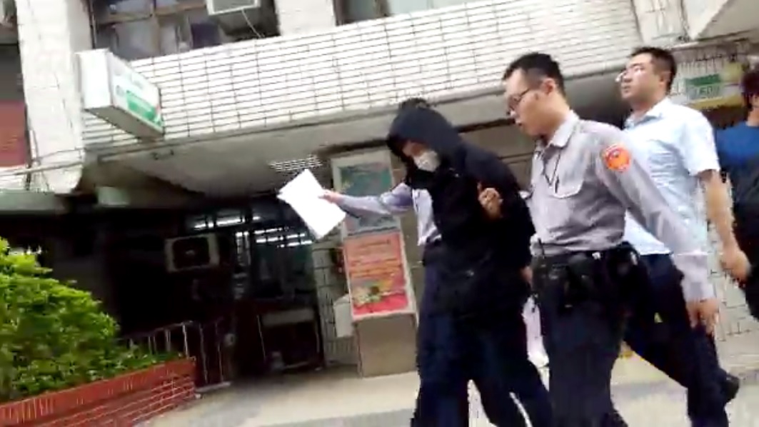 高中生假冒檢警詐騙　遭被害人識破追打