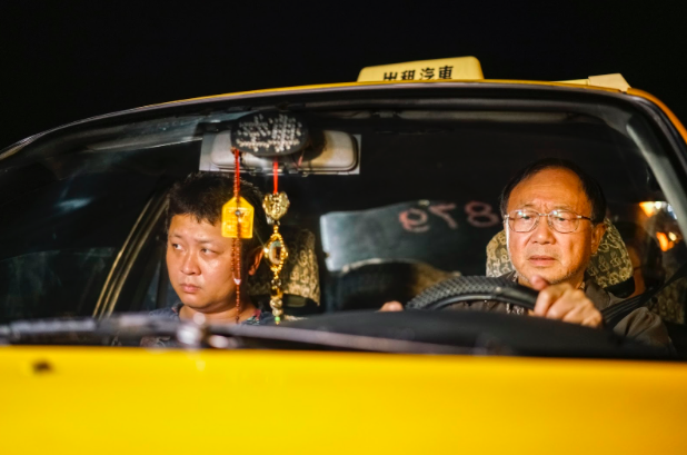 納豆（左）在《一路順風》中飾演運毒小弟，和飾演小黃司機的許冠文誤打誤撞產生患難情，演出真摯動人。