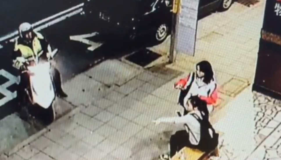 警方趕到後，女學生趕緊指認陳嫌。