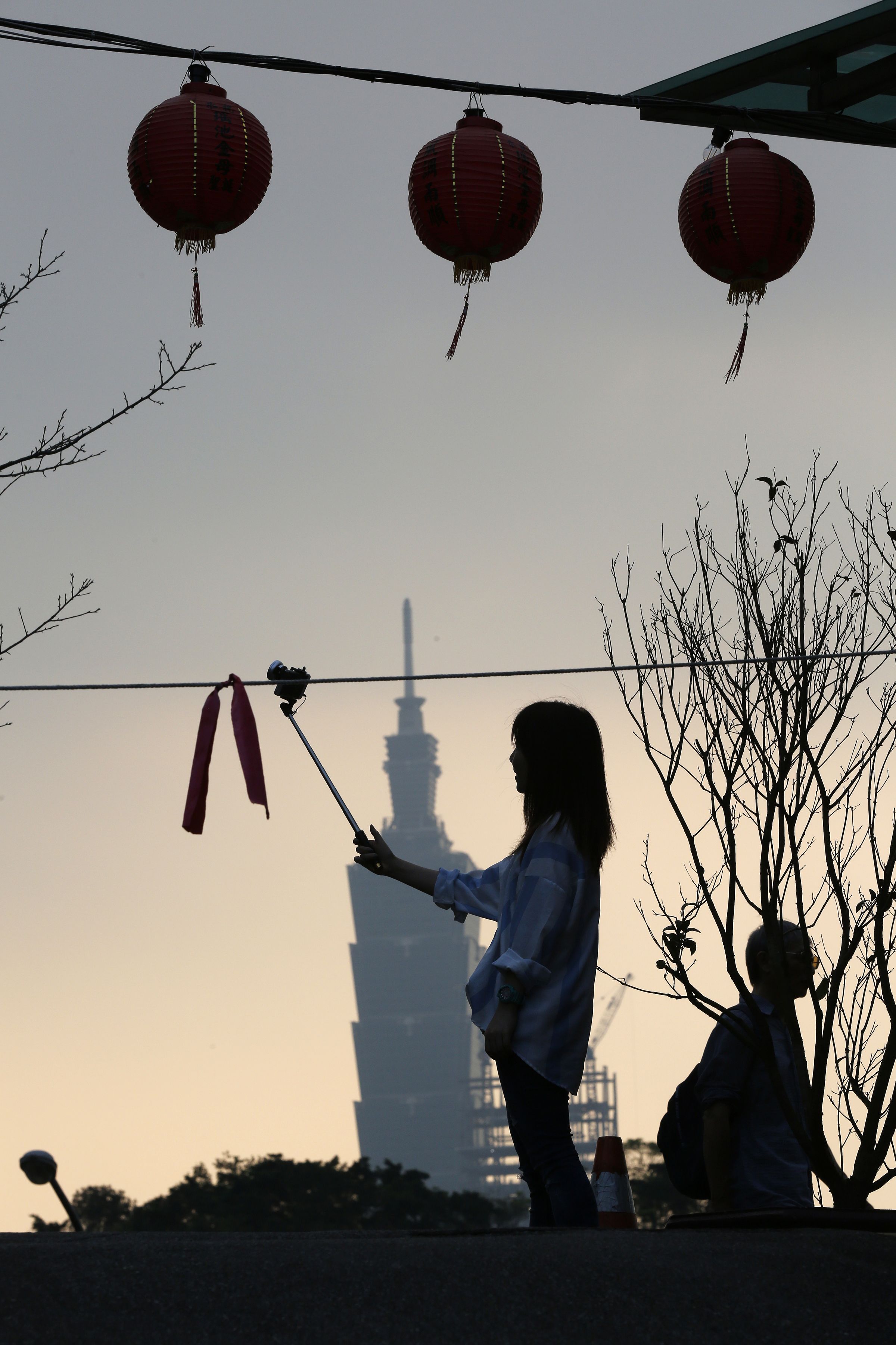 廟方人員說，每到跨年或是過年，這裡總是人擠人。