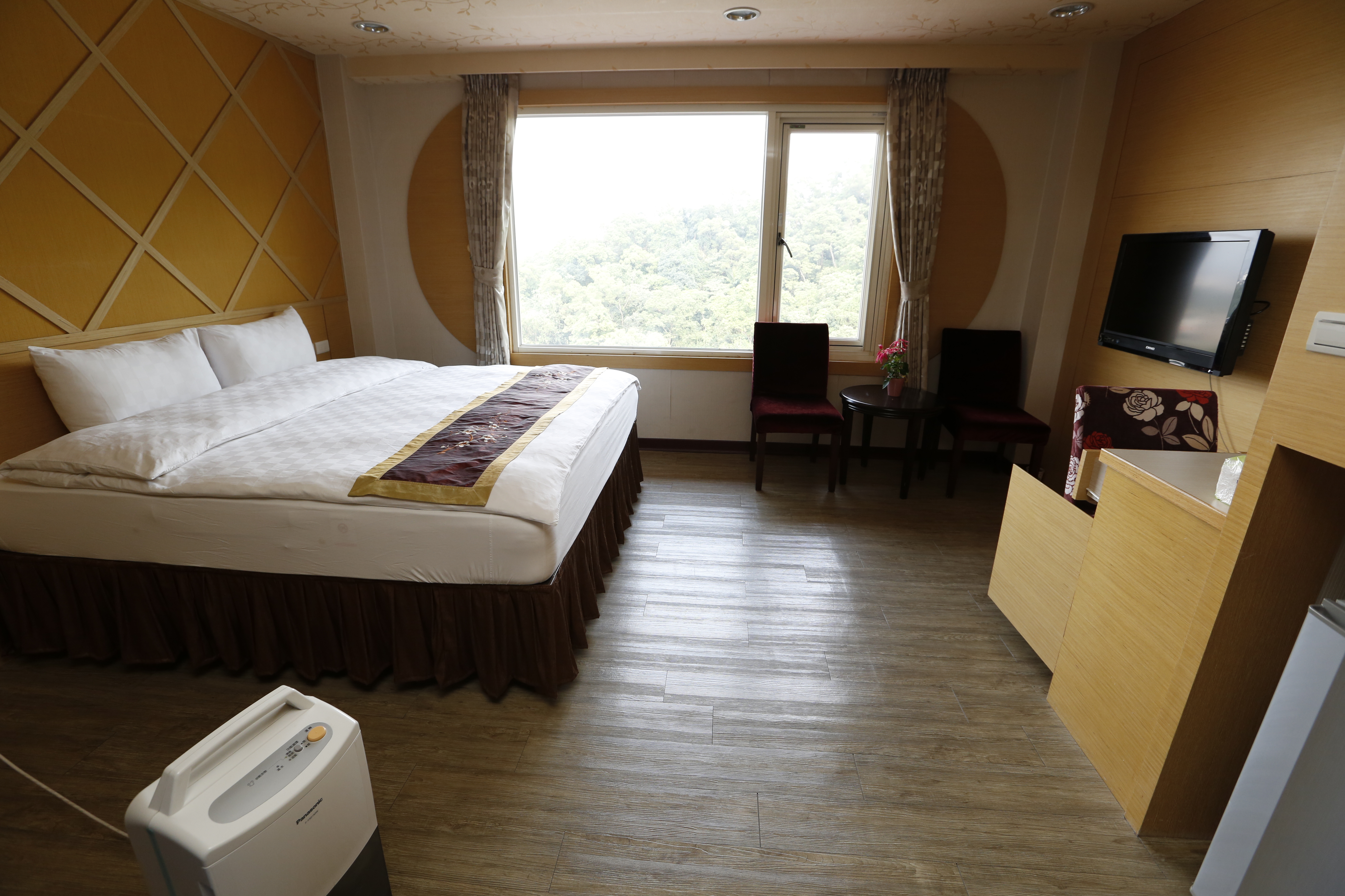 慈惠堂香客大樓有2～7人的VIP套房，住宿費房價2500元～4200元，比起周邊青年旅館便宜許多。