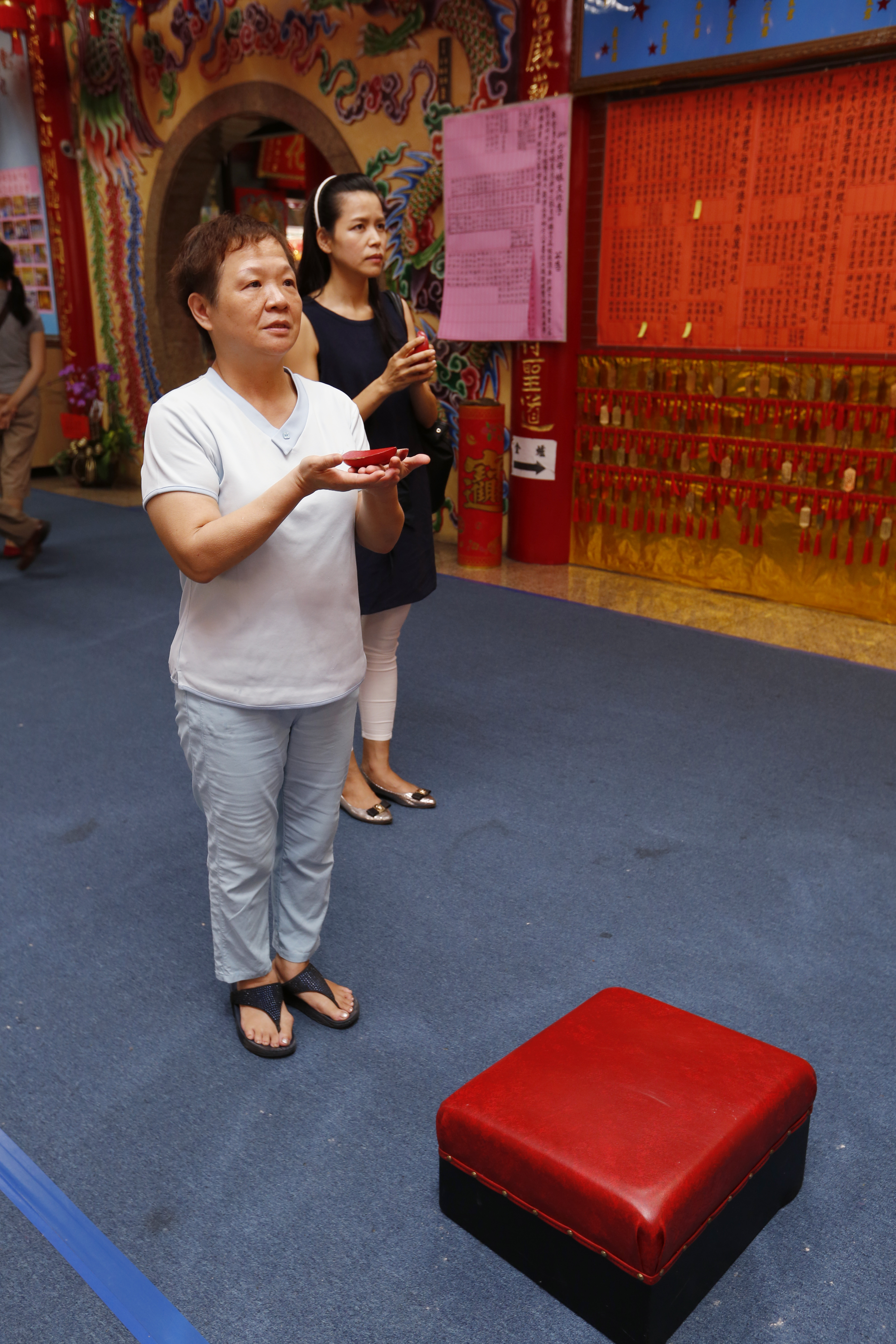 採訪當天遇到一位癌症患者，在病癒後，回來這裡感謝王母娘娘保佑。