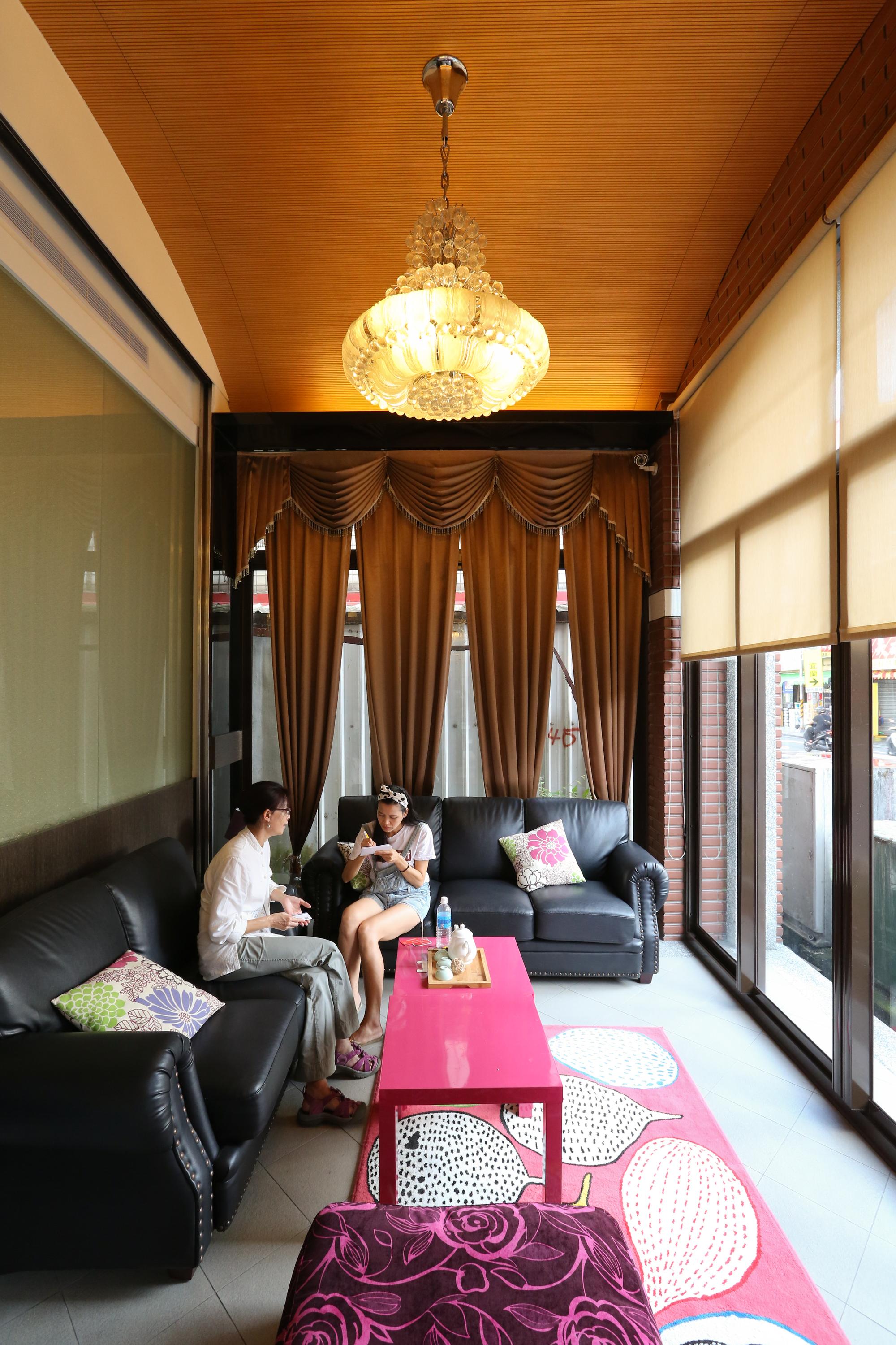 接待大廳宛如飯店櫃台,房間大門以及電梯都是採用刷卡感應,相當先進。