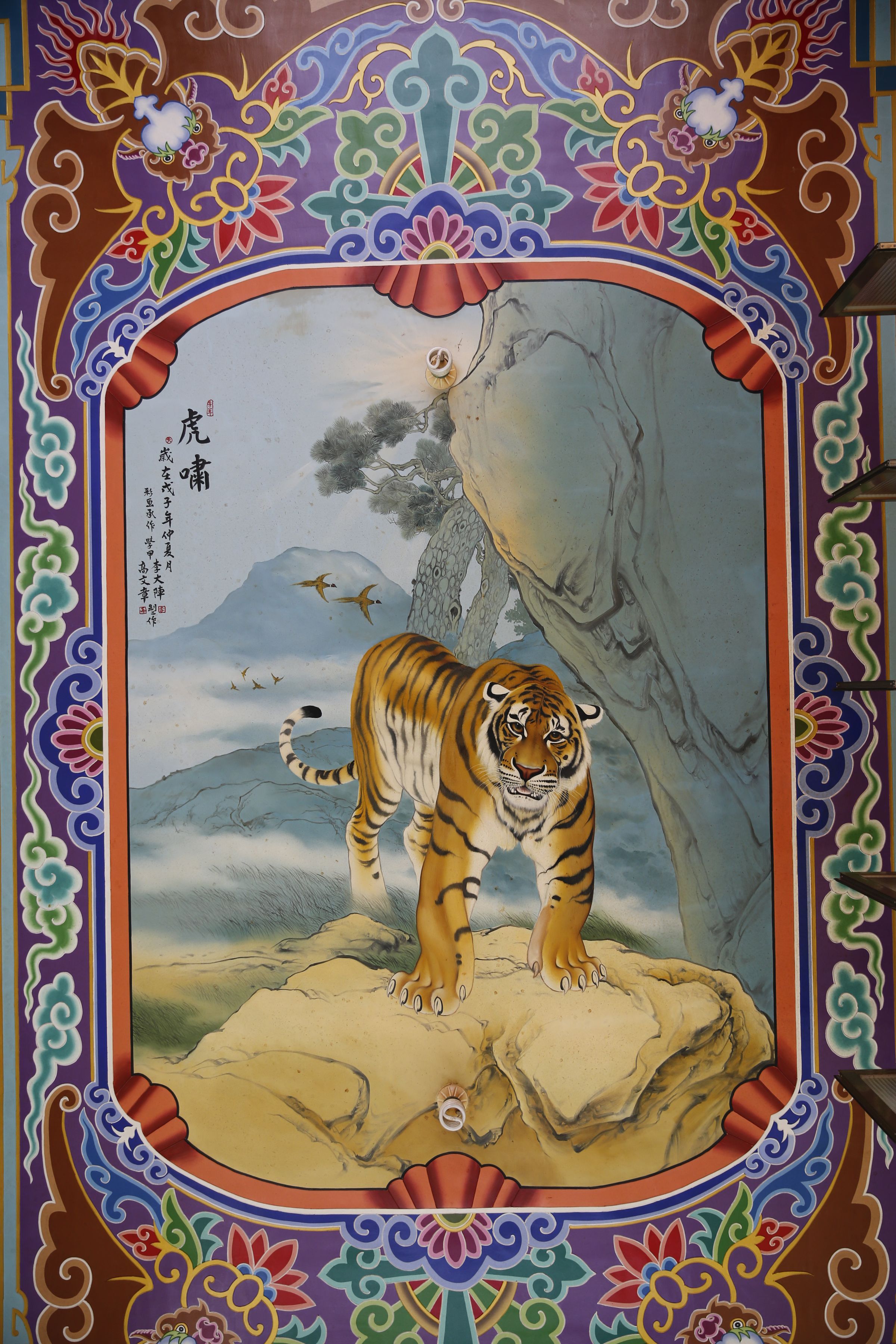 不管走到哪，這隻老虎好像都在盯著人看，活靈活現，相當逼真。