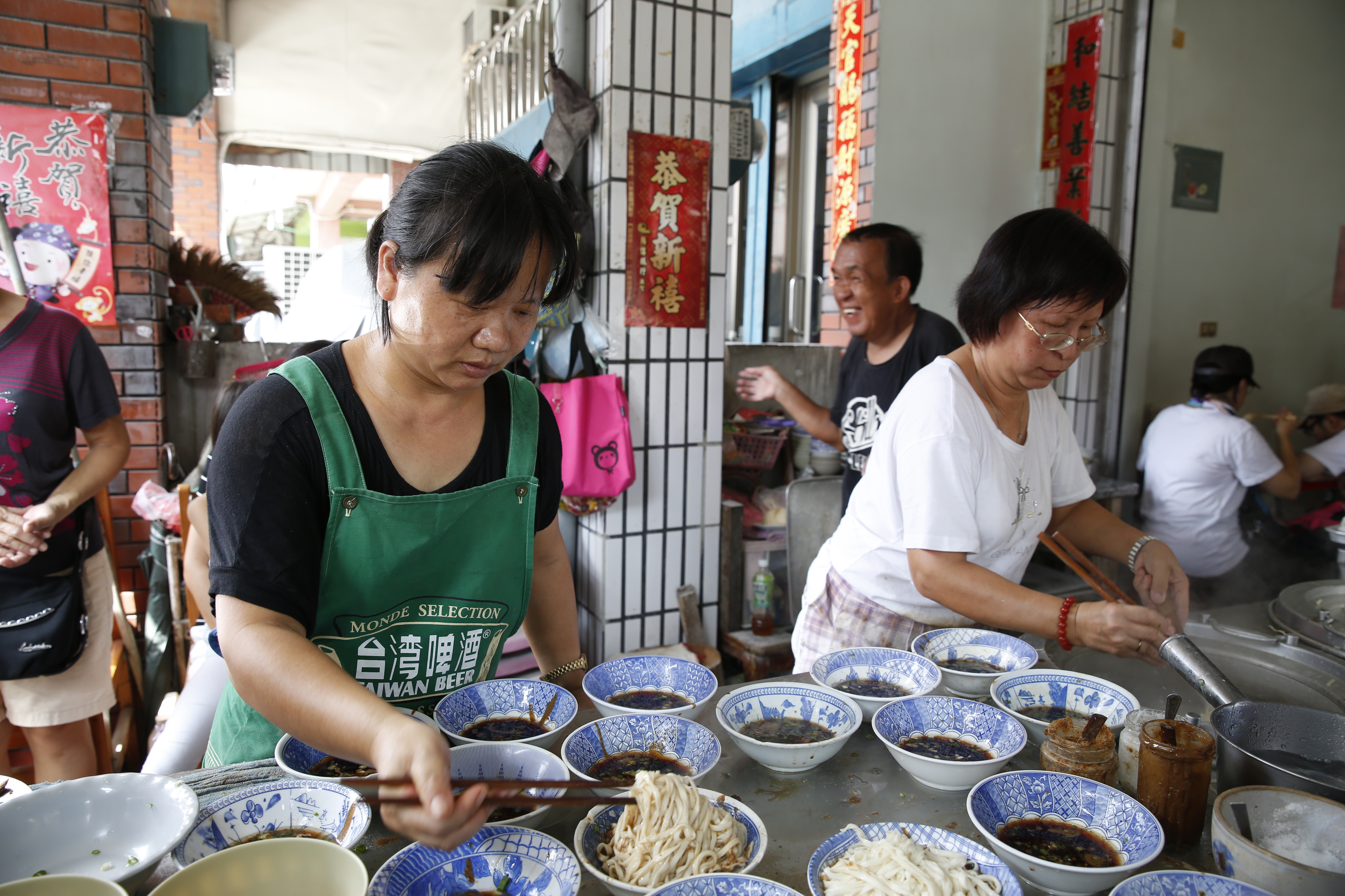 雖然沒有華麗的裝潢，但是排隊人潮卻很多，饕客們為了這碗手工麵條，以及特製醬料，都願意耐心等待一嚐美味。