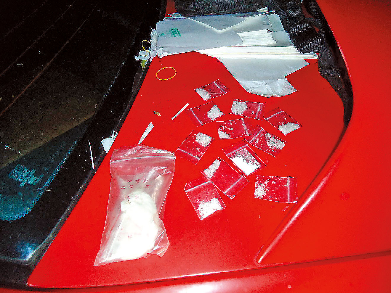 盜伐集團總和毒品脫離不了關係，原住民為了這些白色粉末不惜冒犯神聖林場。（ 保七總隊第五大隊提供）