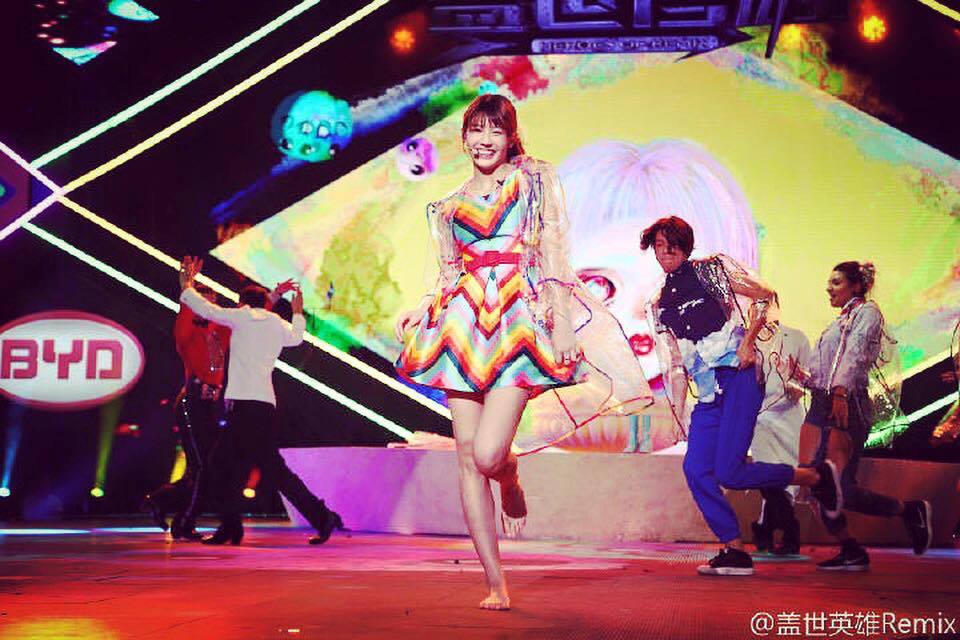 四葉草上中國歌唱節目 《蓋世音雄》挑戰唱跳表演,她赤足自在跳舞的模樣很可愛。(翻攝自四葉草臉書)