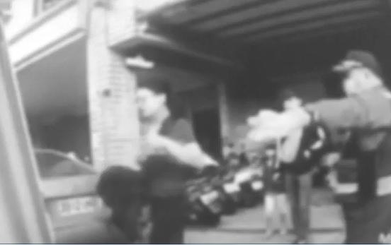 滿身血的被害人吳女（左一）自行上救護車就醫。（圖：翻攝畫面）
