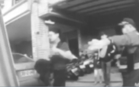 滿身血的被害人吳女（左一）自行上救護車就醫。（圖：翻攝畫面）