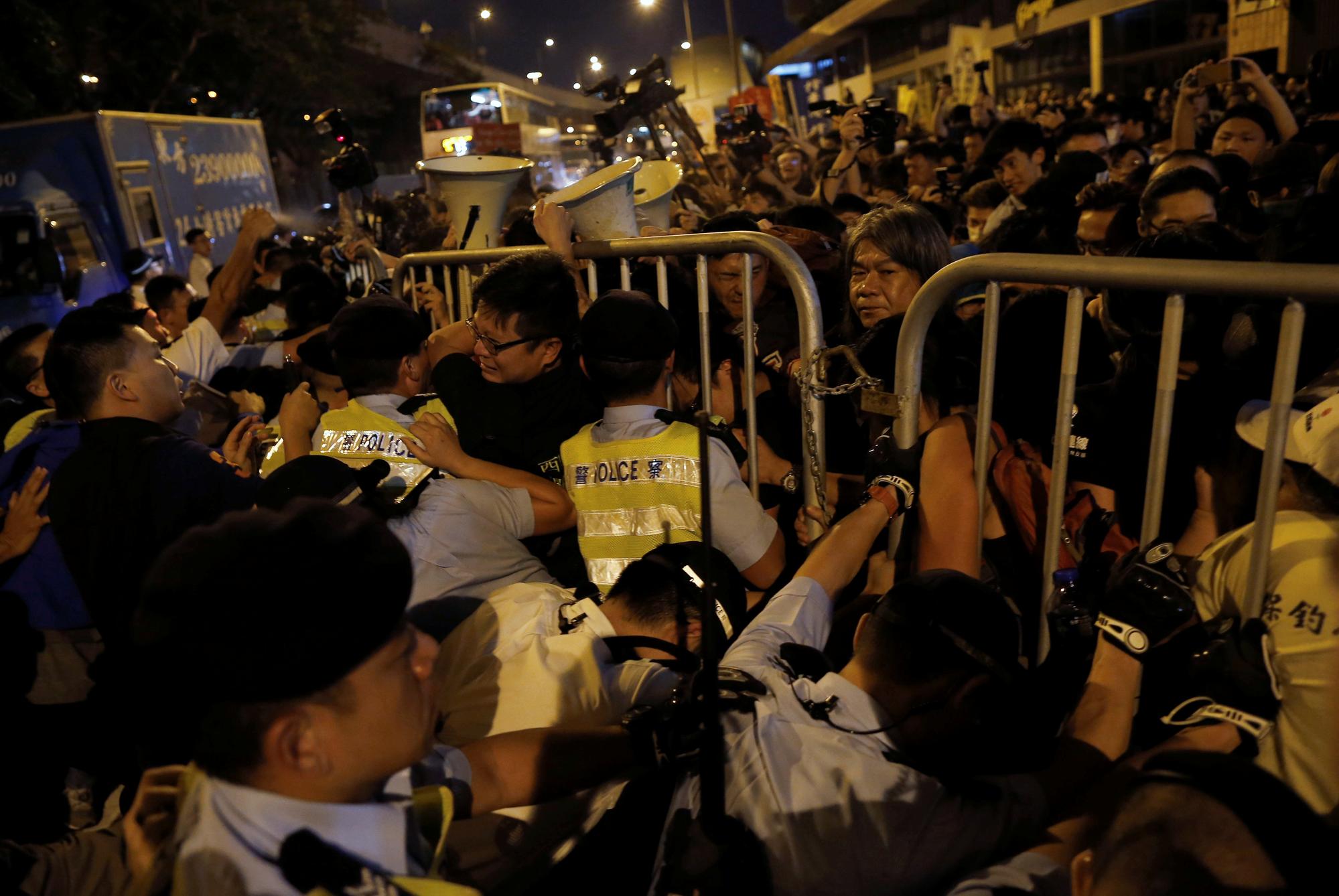 11月6日香港「反釋法」遊行民眾與警方爆發激烈衝突。事實上中國並不光是解釋法律,而是直接為香港立法。(圖:達志影像提供)