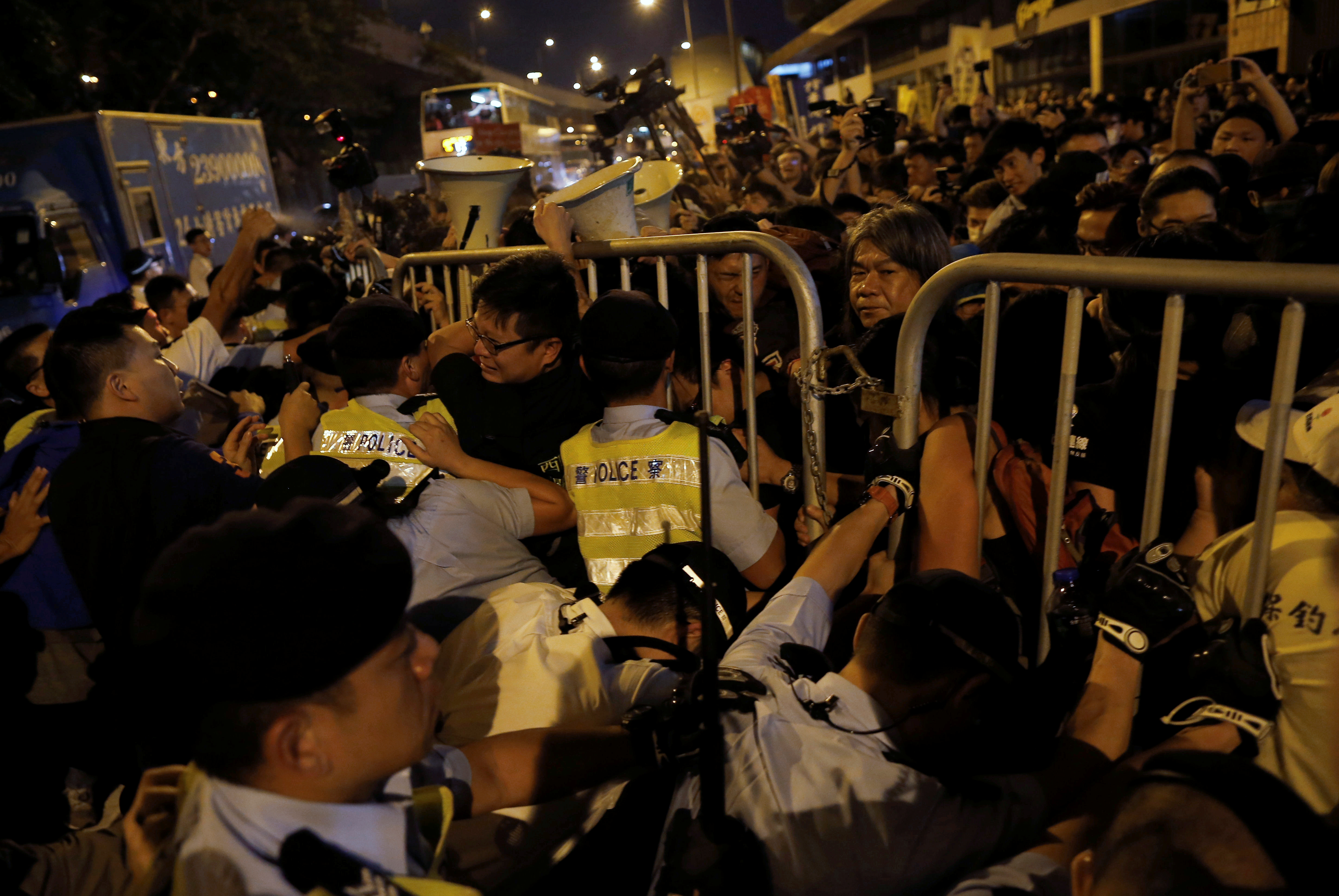 11月6日香港「反釋法」遊行民眾與警方爆發激烈衝突。事實上中國並不光是解釋法律,而是直接為香港立法。(圖:達志影像提供)