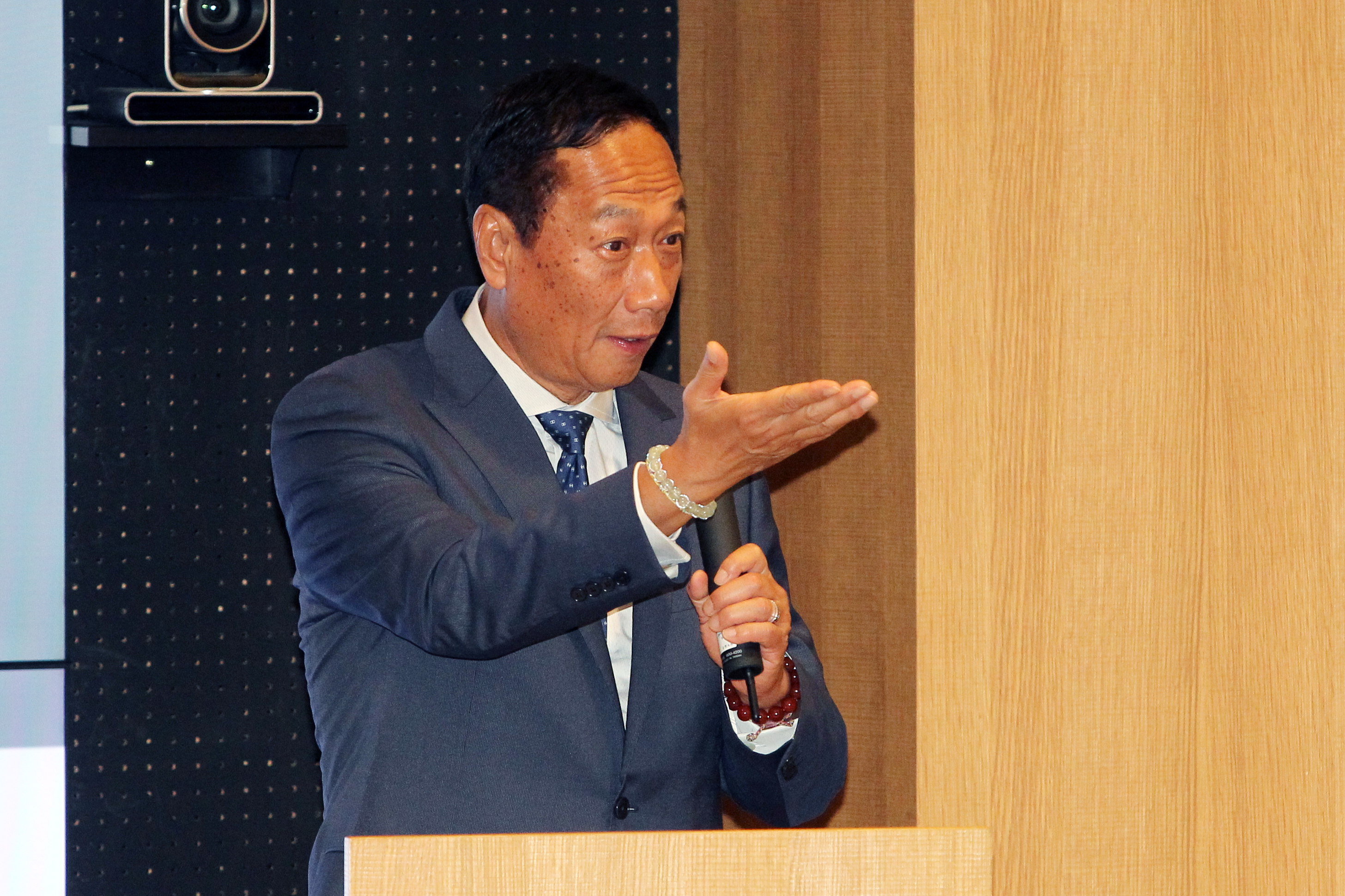 鴻海董事長郭台銘近期頻頻出招,還打算進軍半導體。