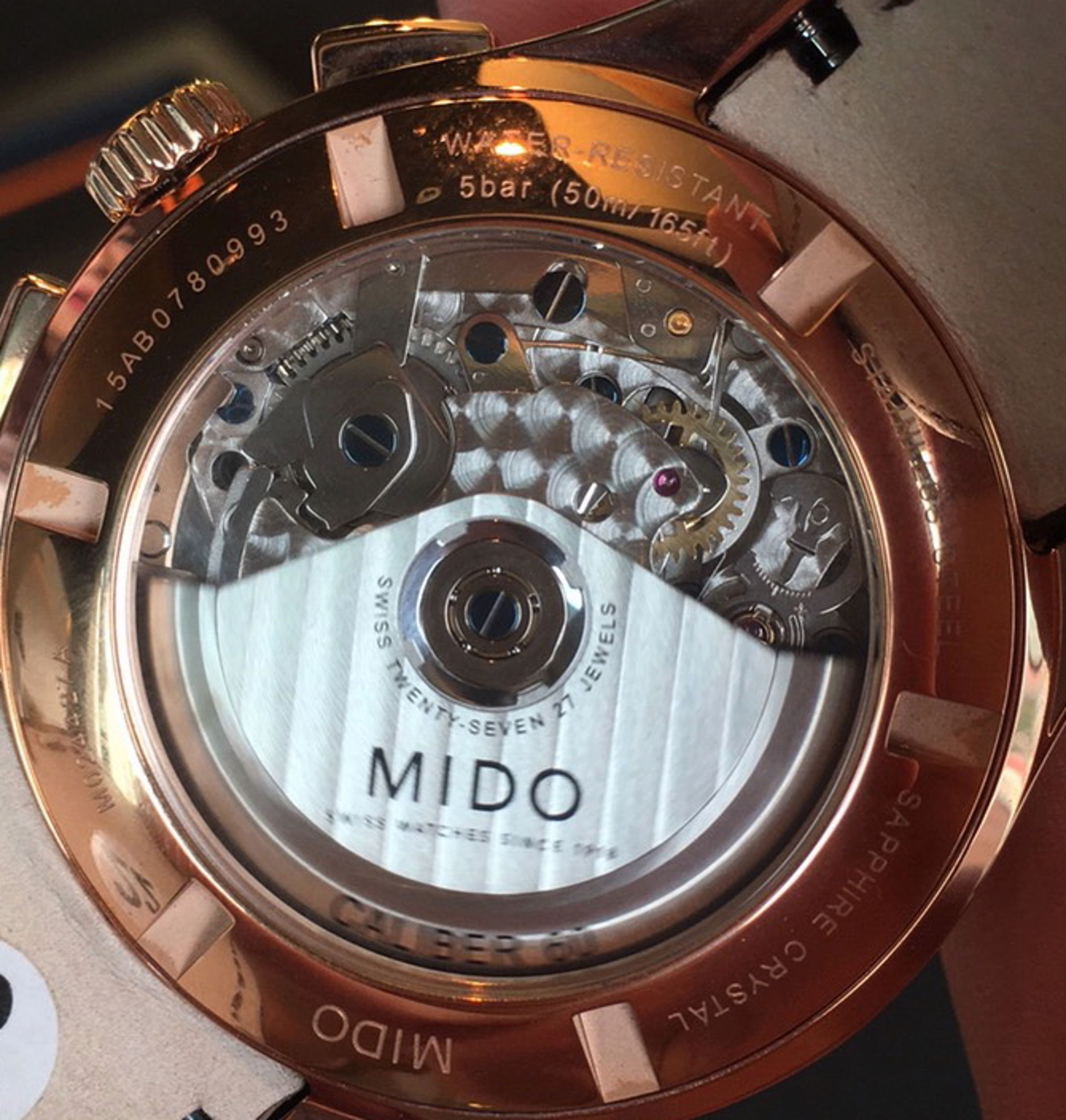MIDO Cal. 60機芯的賣點在於60小時動力儲存，而日內瓦波紋或是珍珠紋打磨的水準都相當到位