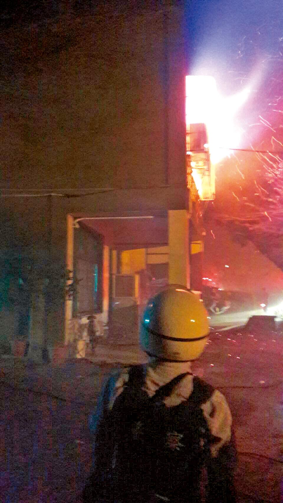桃園中壢火災，2樓除了木板隔間外，更加裝鐵窗，讓原本有活命機會的一家4口成了火舌下犧牲者。