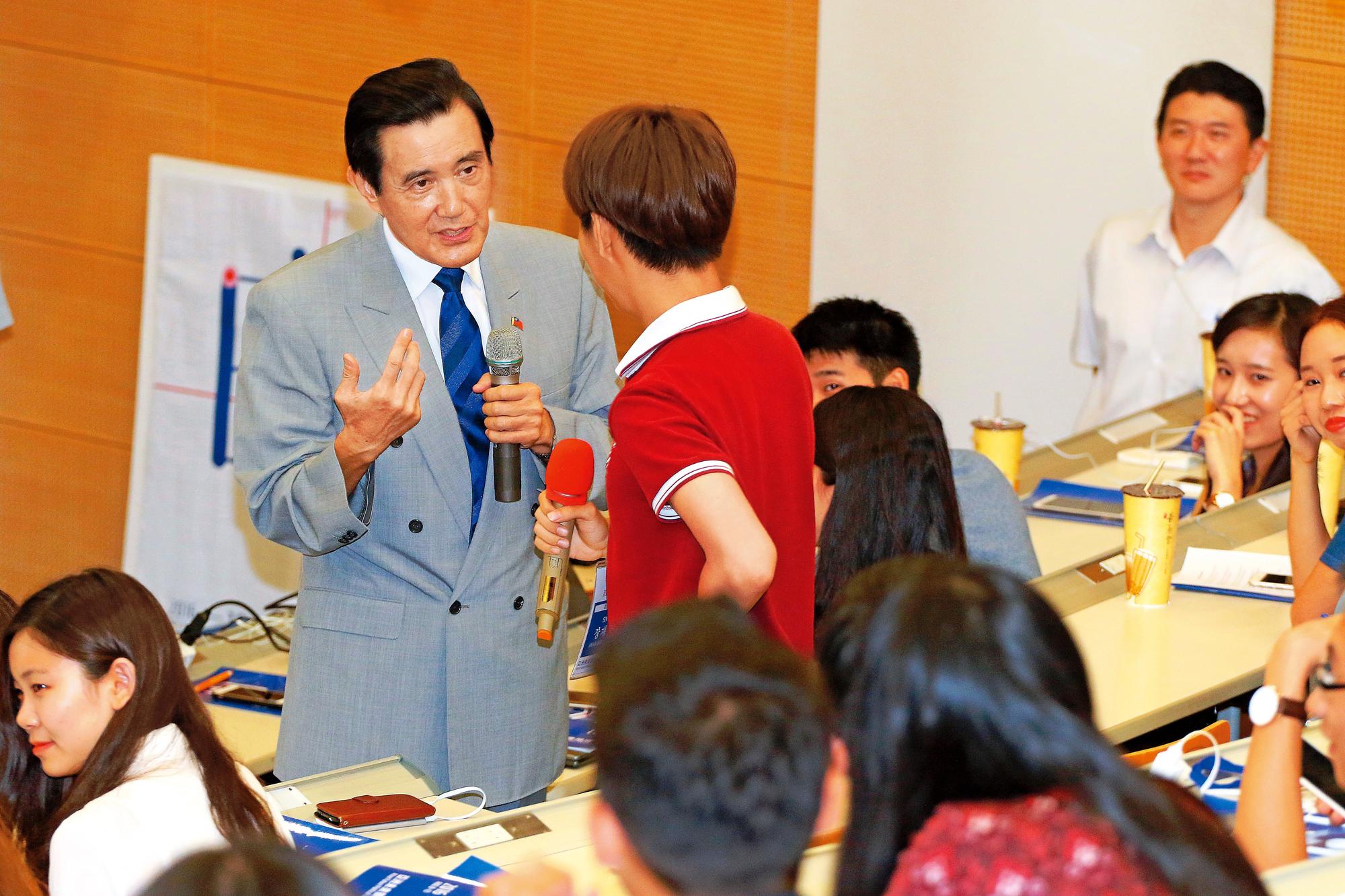 馬英九（左）在東吳大學演講時，透露已核為國家機密的馬習會行前協商細節，恐罪加一條。