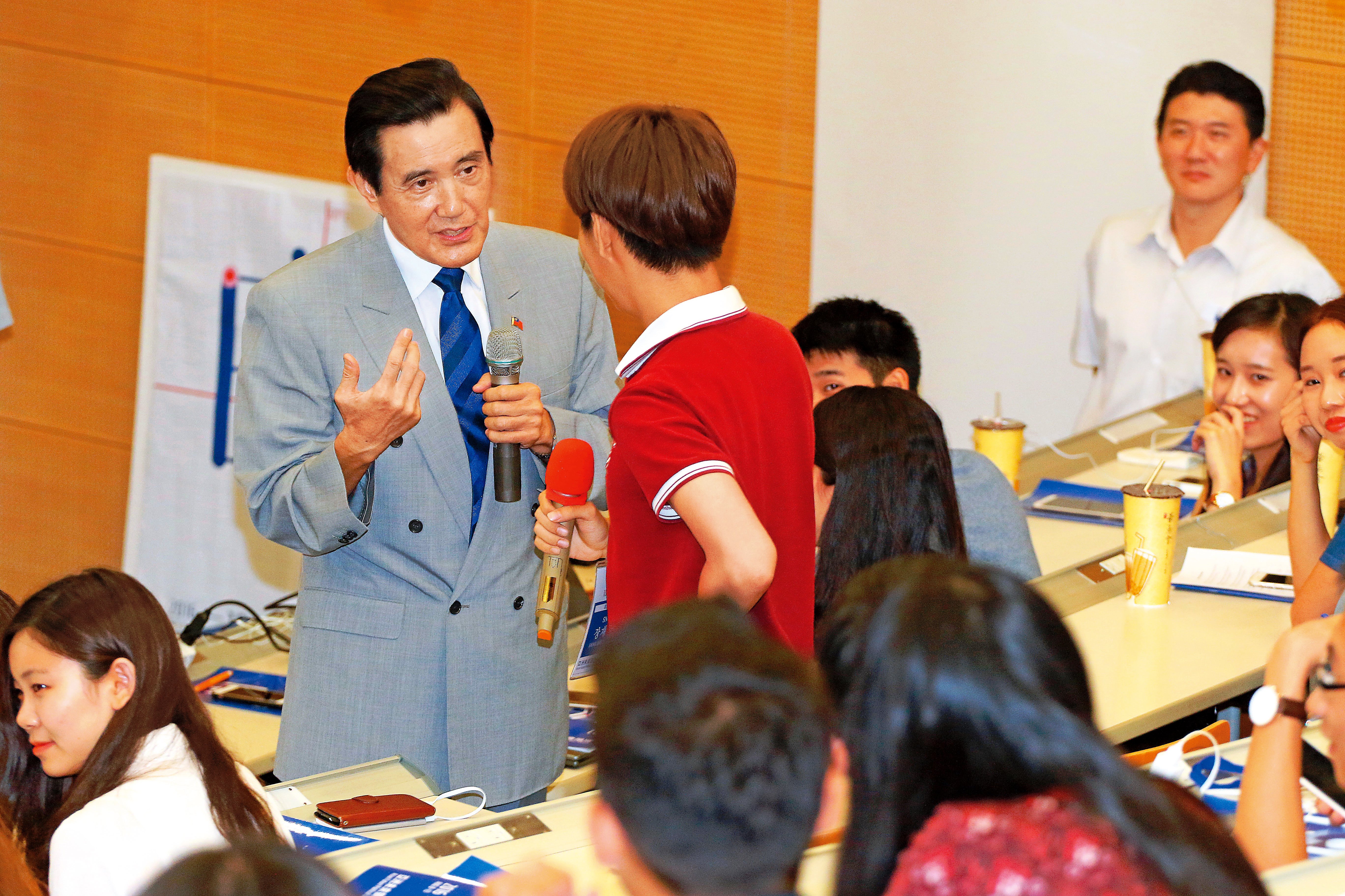 馬英九（左）在東吳大學演講時，透露已核為國家機密的馬習會行前協商細節，恐罪加一條。