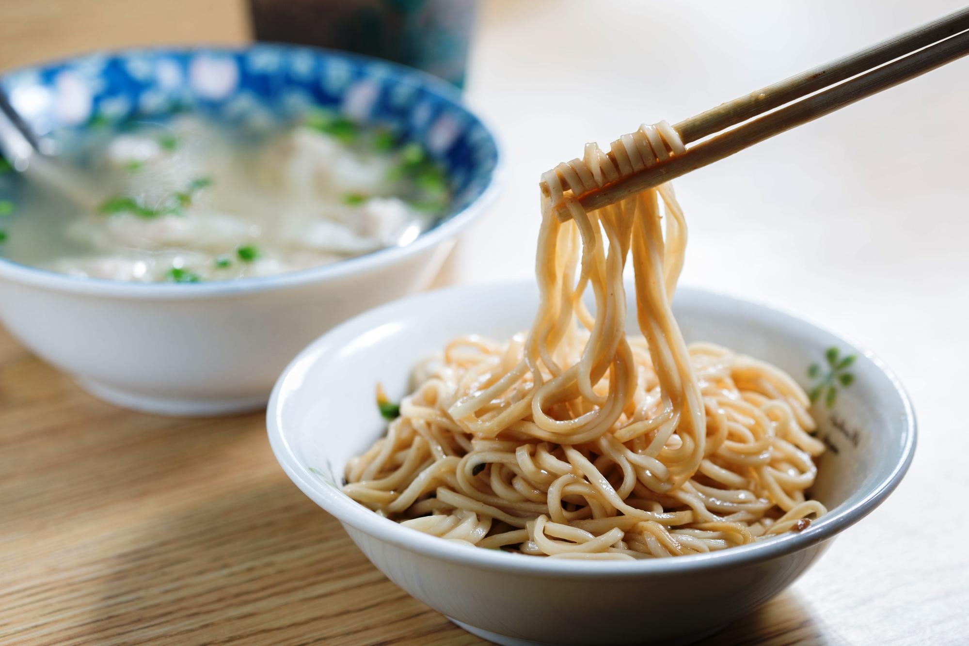 油亮油亮的蔥香乾麵，配上扁食湯，引人食慾。（蔥香乾麵25元／小碗、扁食湯20元／碗）