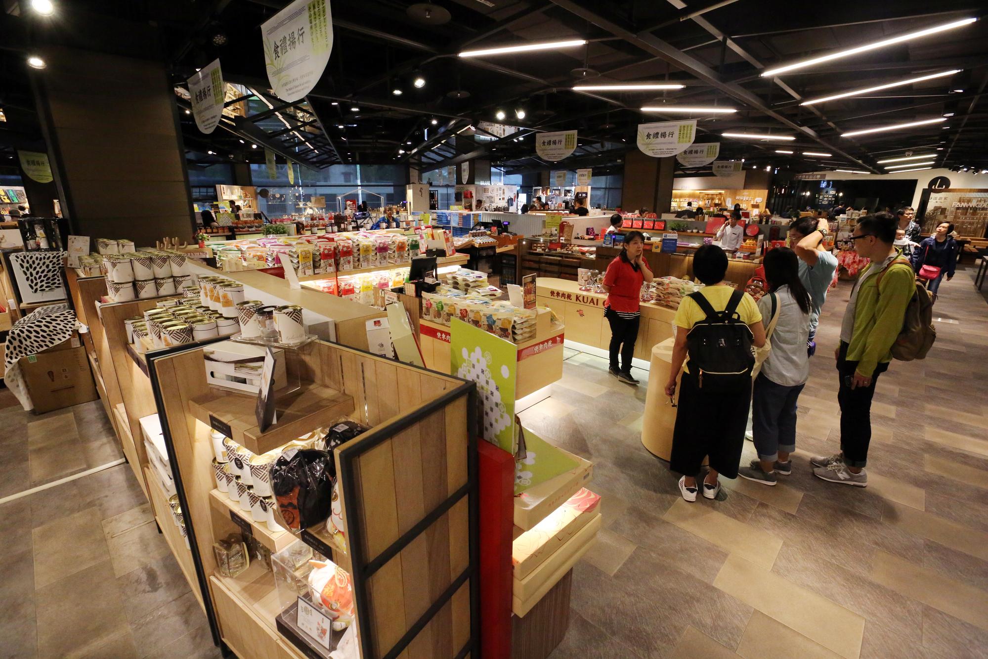 許多文創業者懷抱創立品牌夢進駐誠品松菸，卻因設櫃條件比其他百貨業嚴苛，不堪負荷被迫出走。