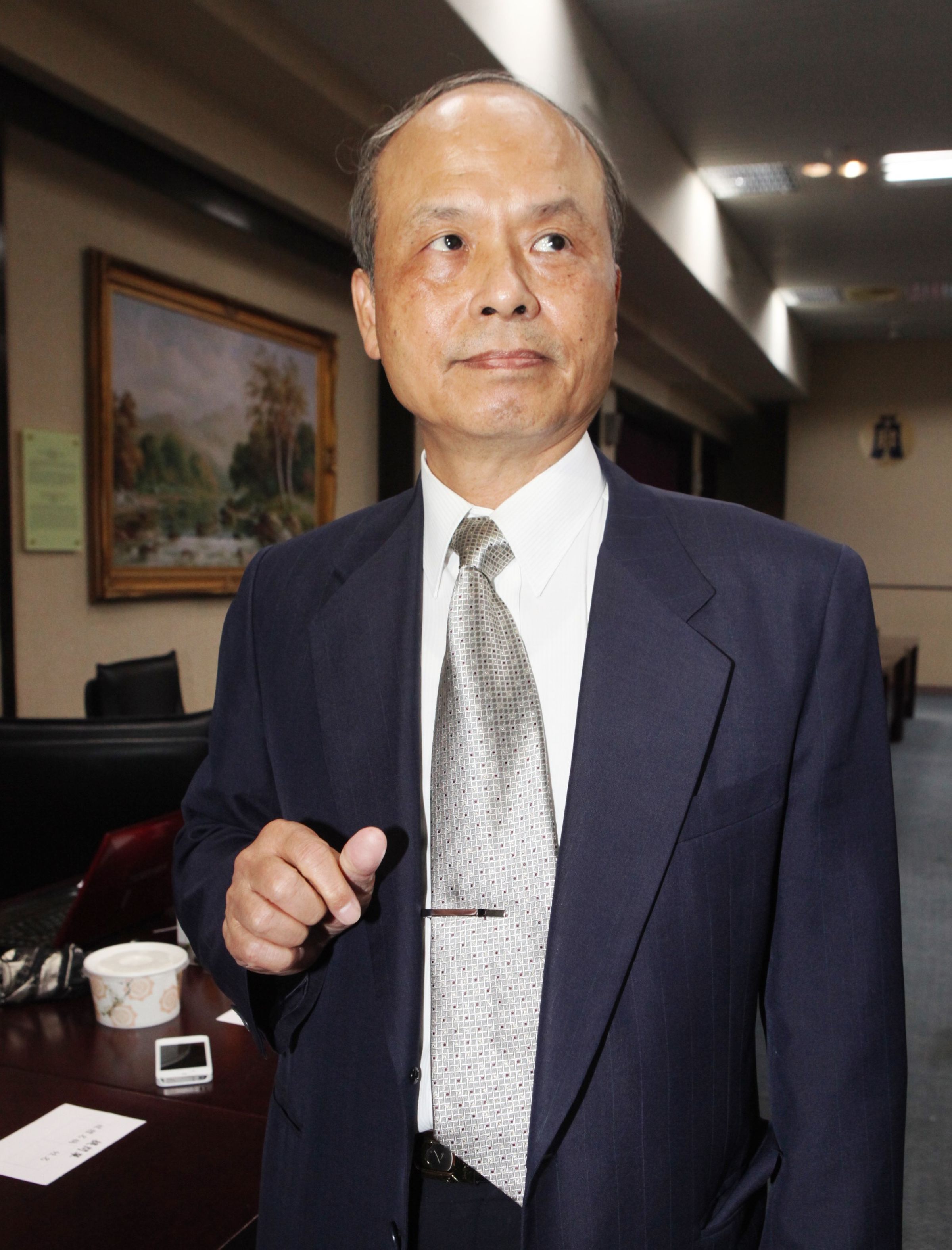 台新金和財政部前年為彰銀案槓上，張盛和寧可丟掉官帽也要保住彰銀。