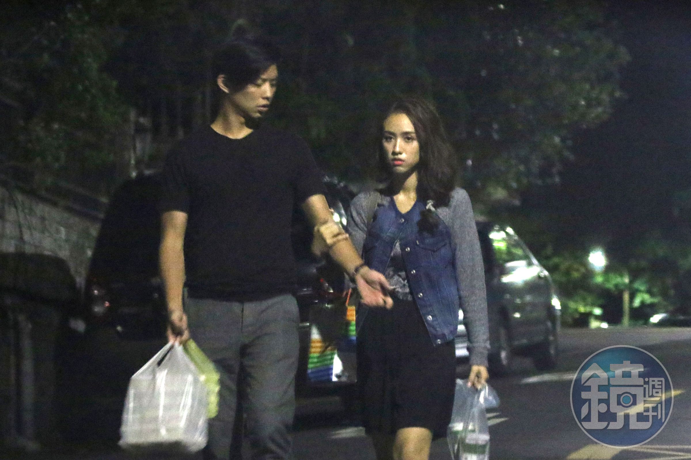 吳姍儒之前被本刊拍到與一帥氣男勾手，男生還體貼幫她提著大包小包。（攝影／攝影組）