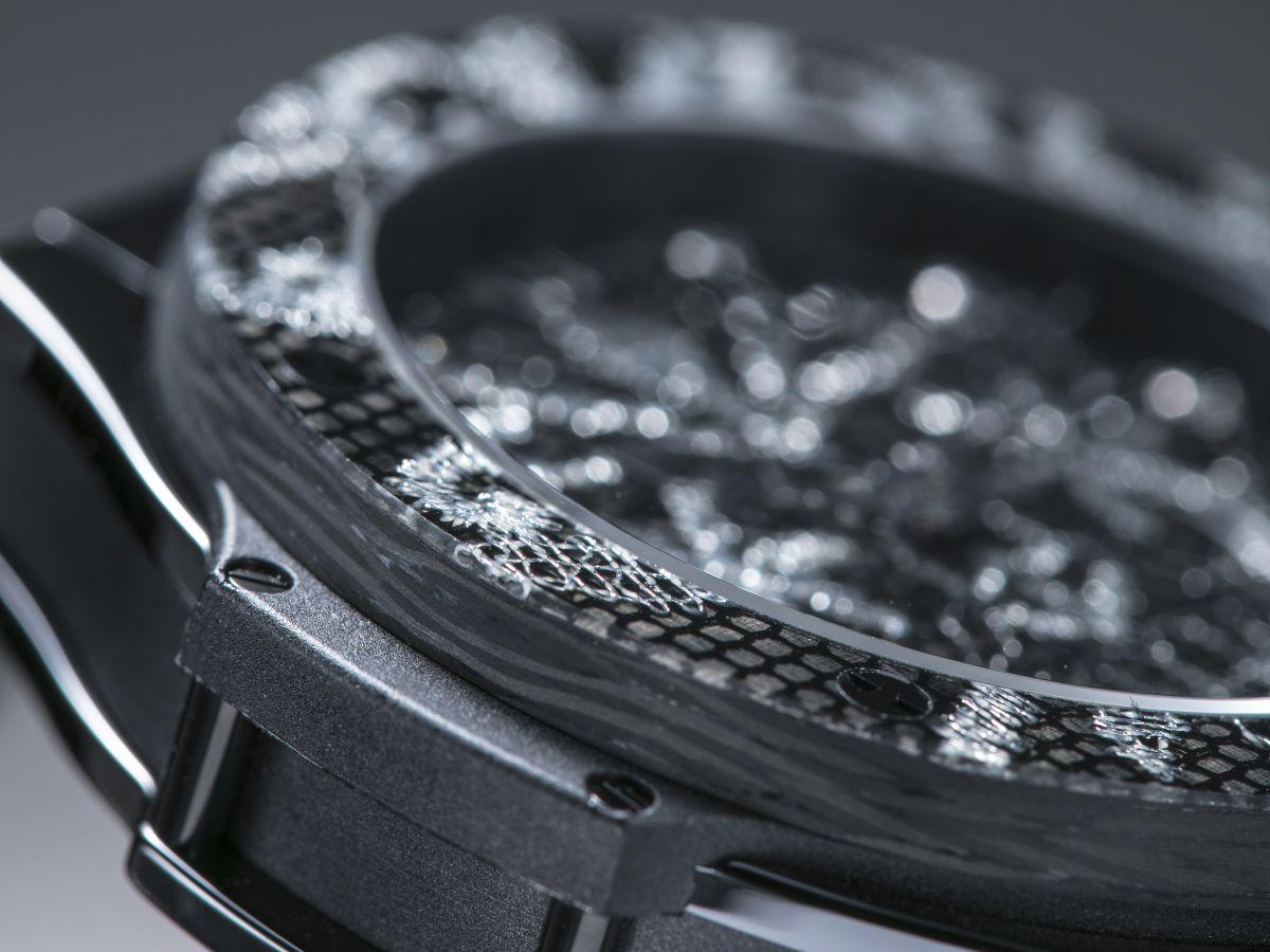 Hublot將刺繡融入碳纖維,最後再覆蓋一層透明無色的複合樹脂,使面盤與錶圈完全平順。