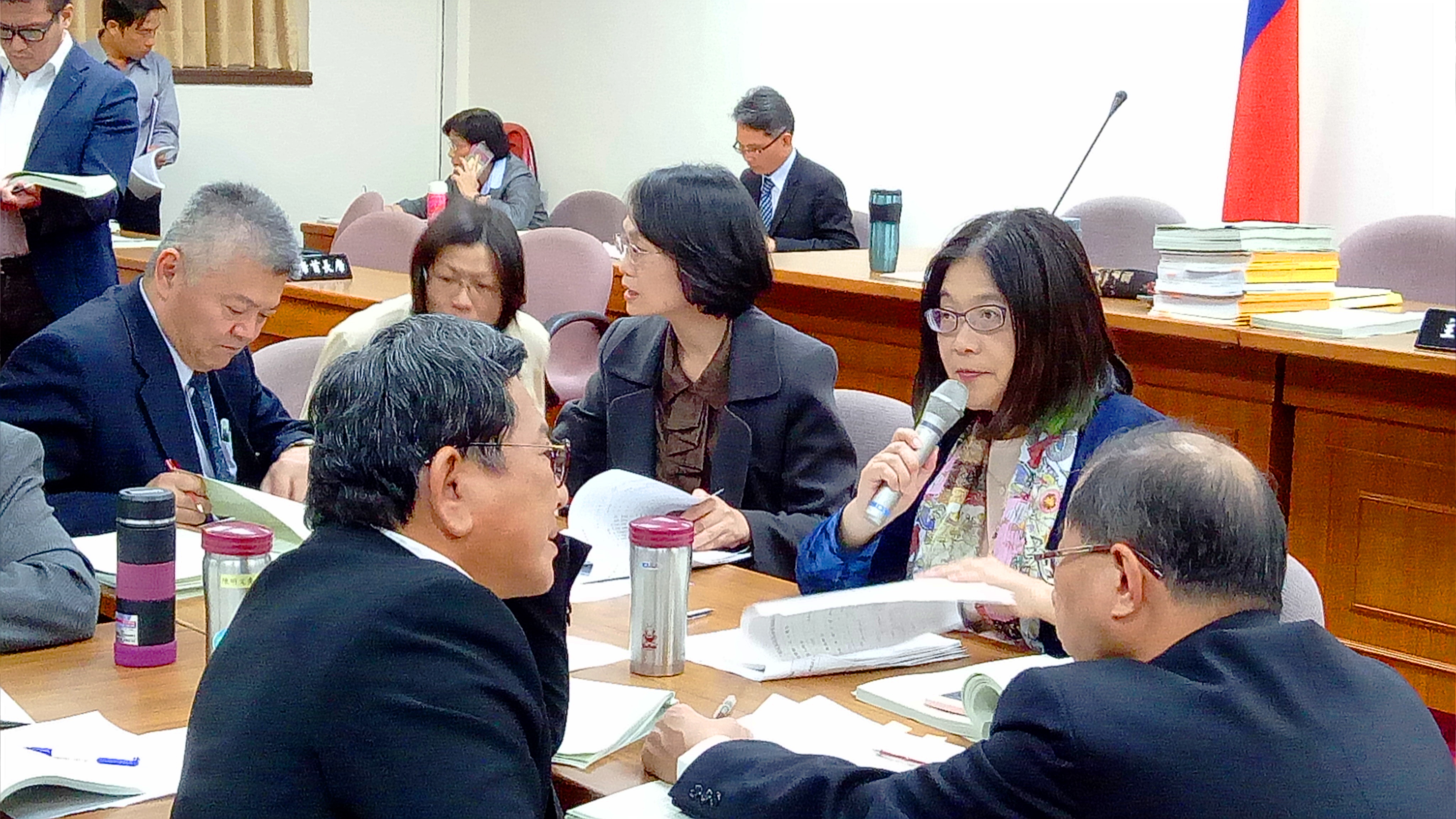 【獨家】一例一休掀綠營內訌　管碧玲突退LINE群組