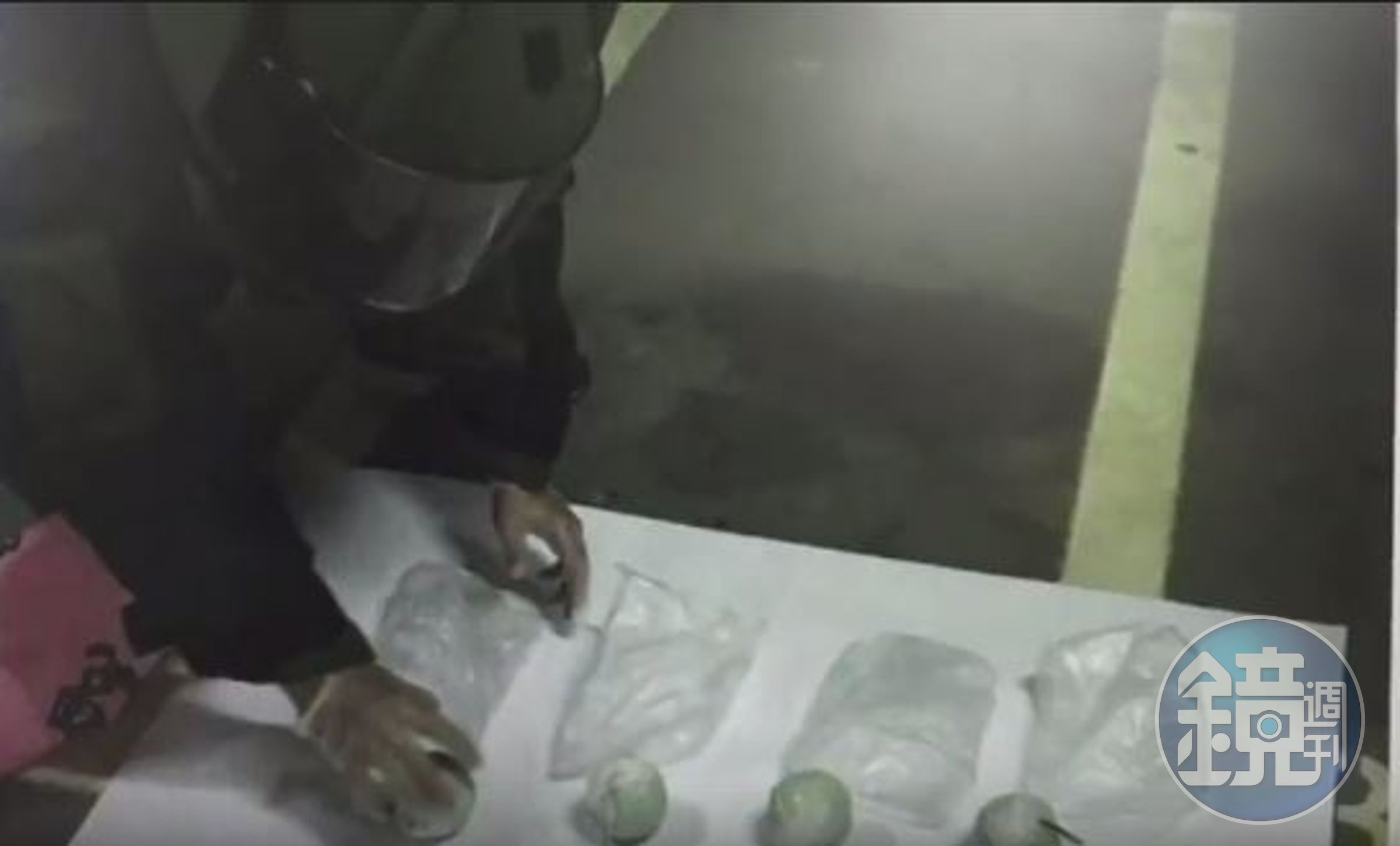 刑事局請來偵五大隊防爆小組處理徐嫌藏匿的煙火球。