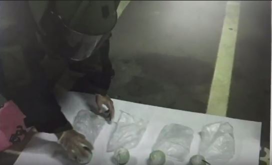 刑事局請來偵五大隊防爆小組處理徐嫌藏匿的煙火球。