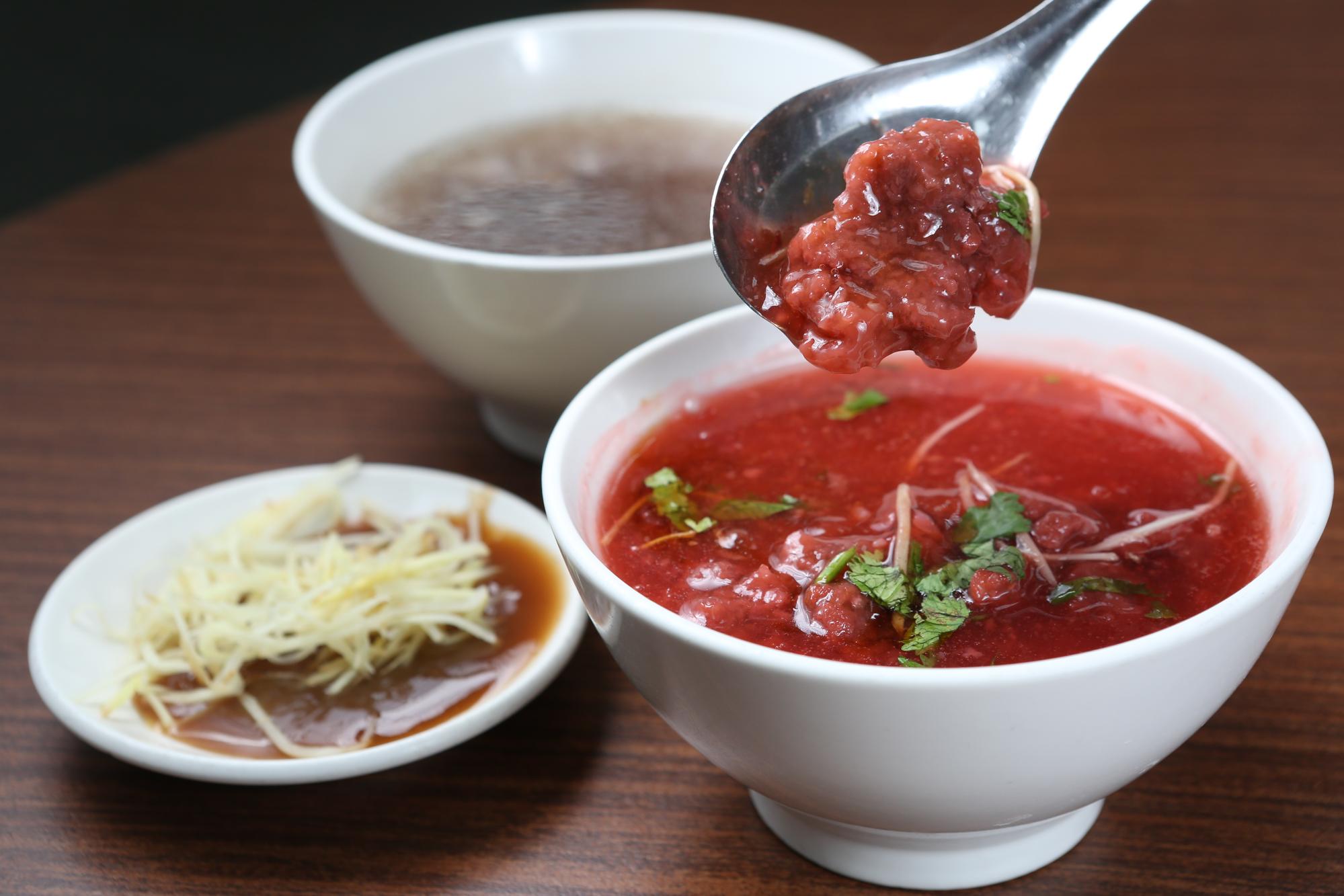 紅麴牛肉焿(100元/碗)點上烏醋,濃甜中帶有酸勁。