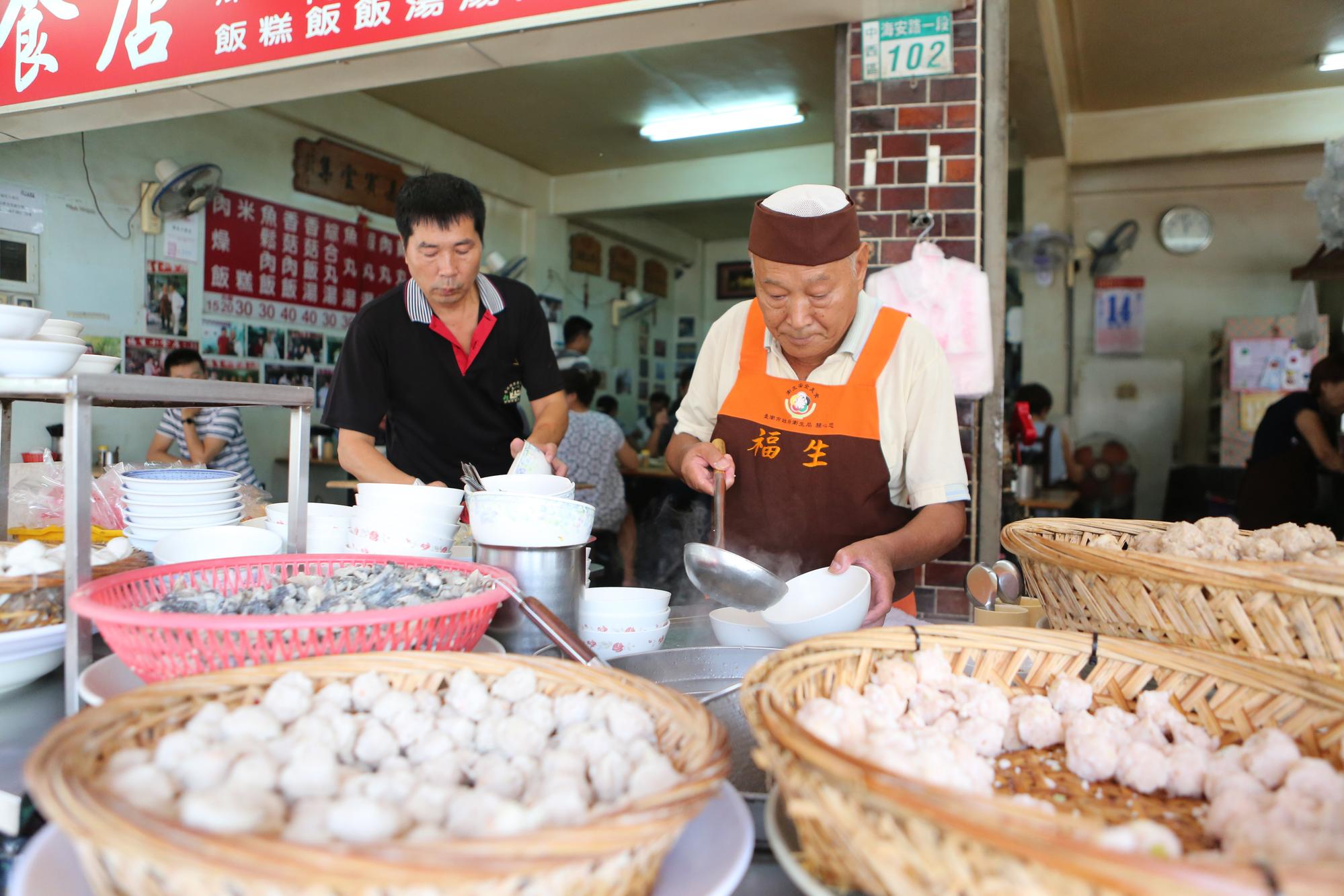 台南老字號的「福生小吃店」的「肉燥飯」配「丸仔湯」的吃法相當有在地庶民風格,
