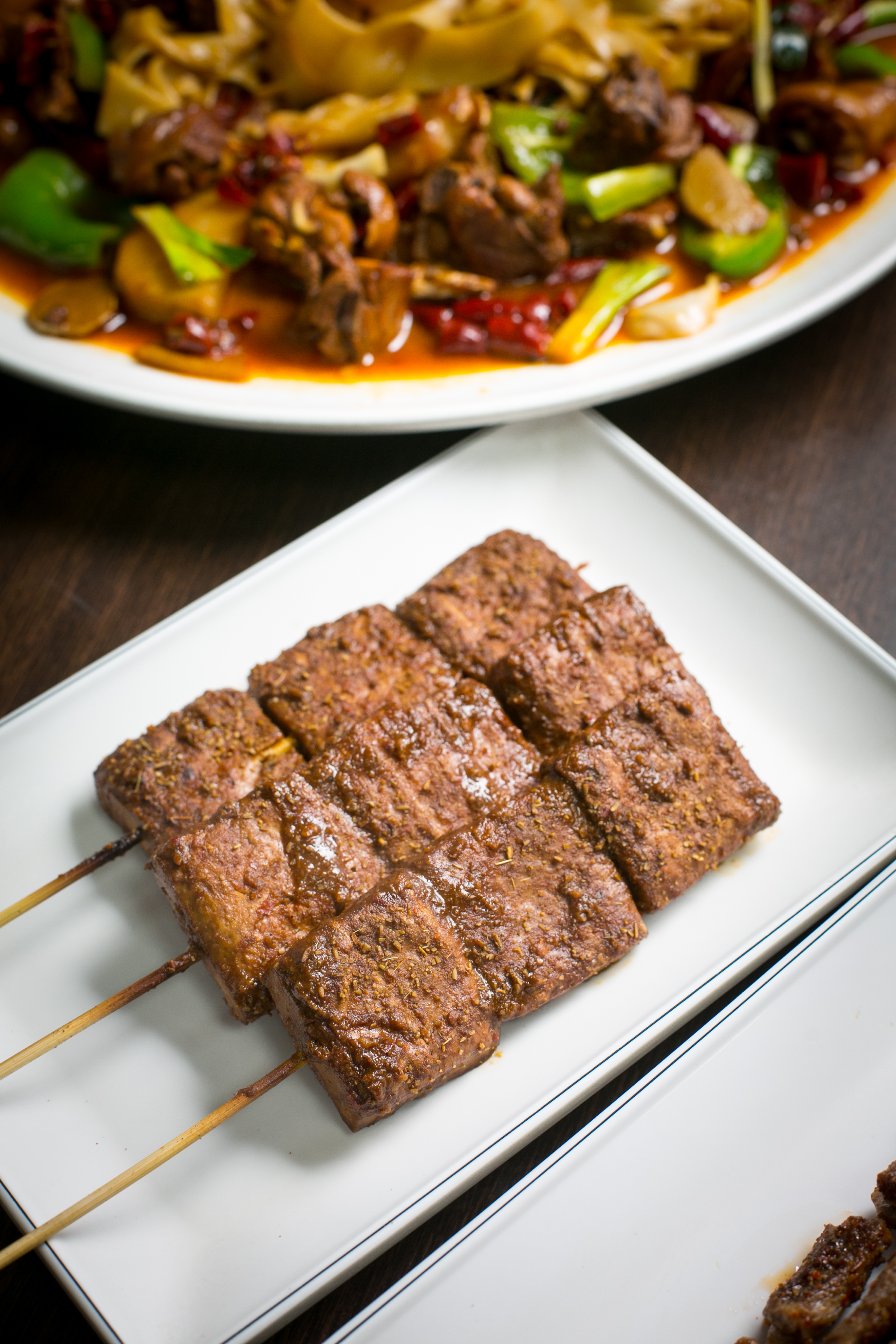 必點的還有招牌烤豆乾，先滷後烤，一口咬下還會爆汁。（25元/串）